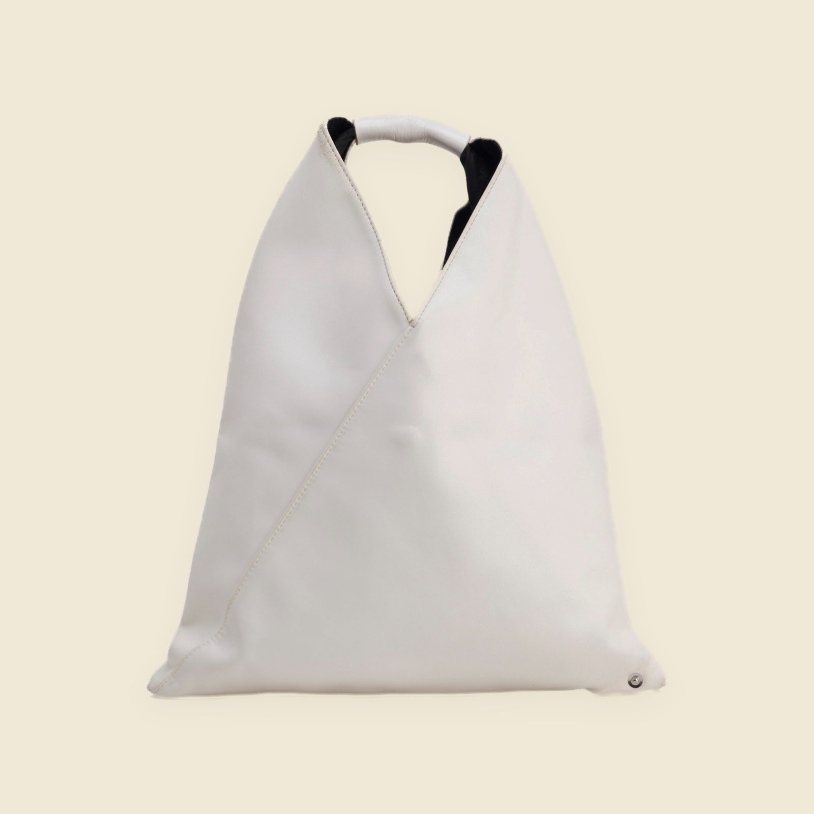 Borsa MM6 Maison Margiela bianca dalla forma triangolare, manico rivestito e interno scuro, vista frontale