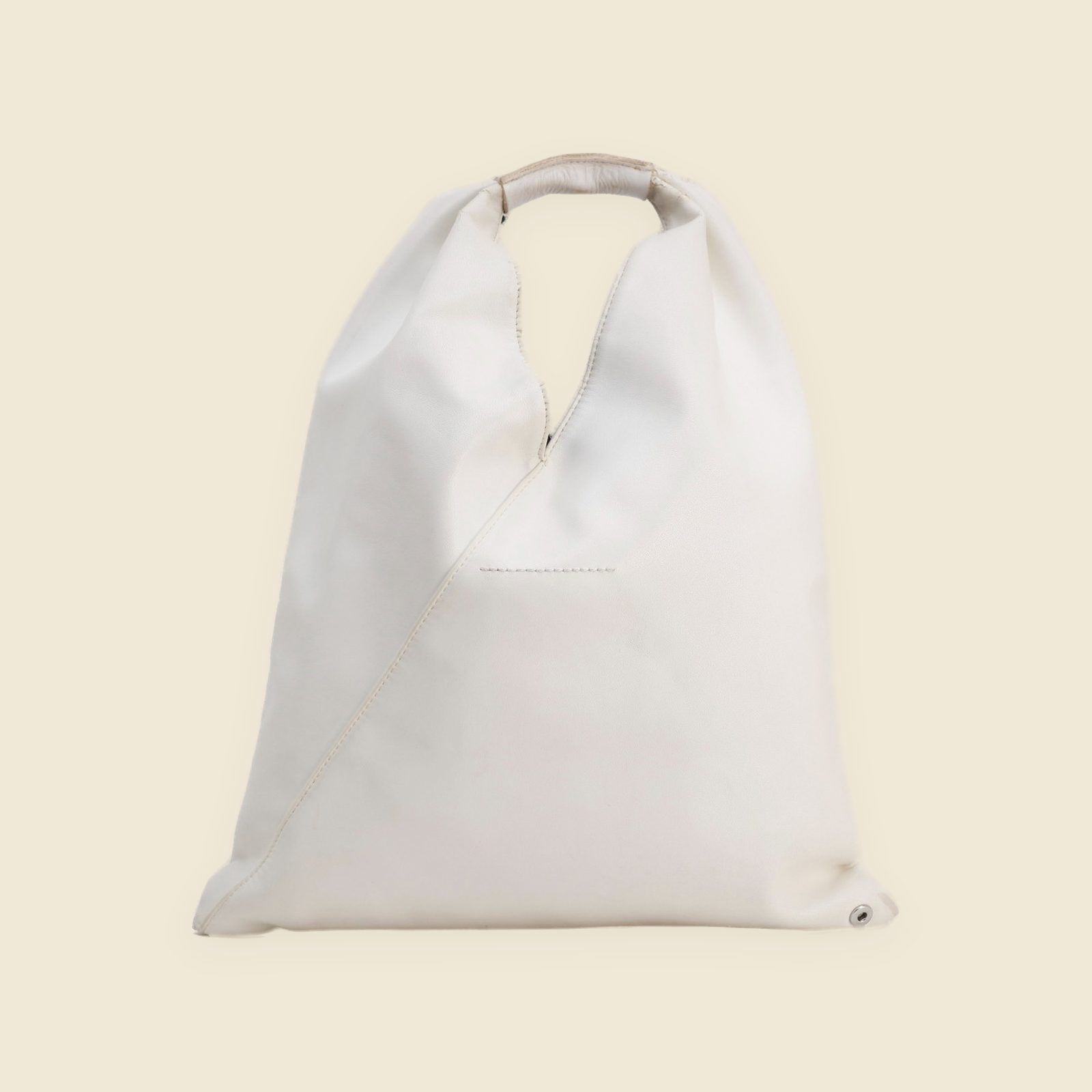 Borsa MM6 Maison Margiela bianca dalla forma triangolare, manico rivestito e interno scuro, vista frontale — vista 2