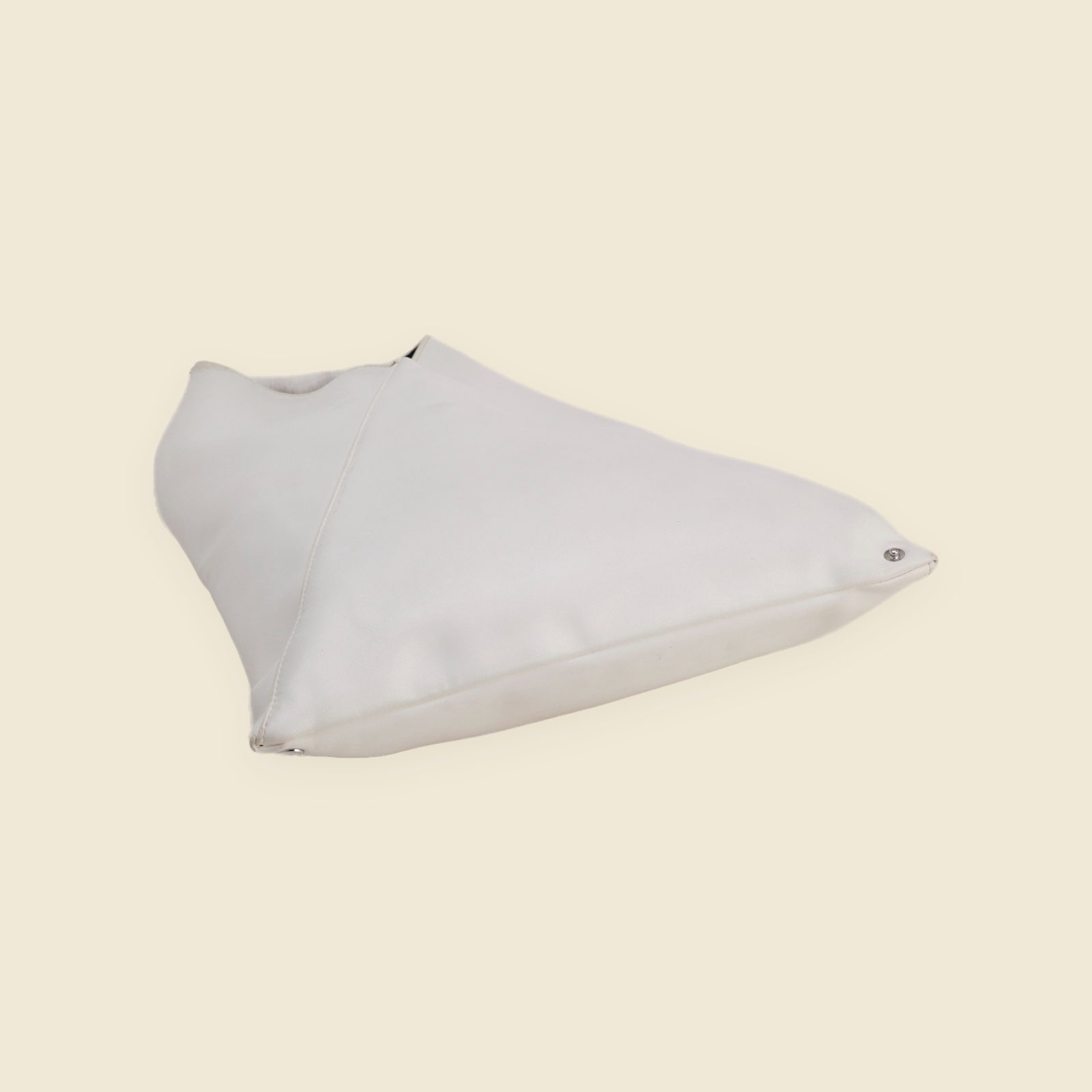 Borsa MM6 Maison Margiela bianca dalla forma triangolare, manico rivestito e interno scuro, vista frontale — vista 3