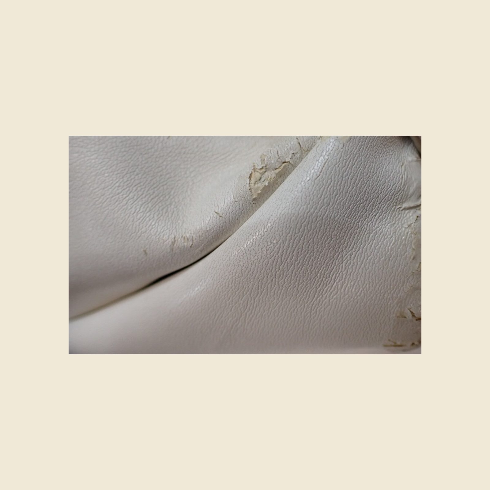 Borsa MM6 Maison Margiela bianca dalla forma triangolare, manico rivestito e interno scuro, vista frontale — vista 4