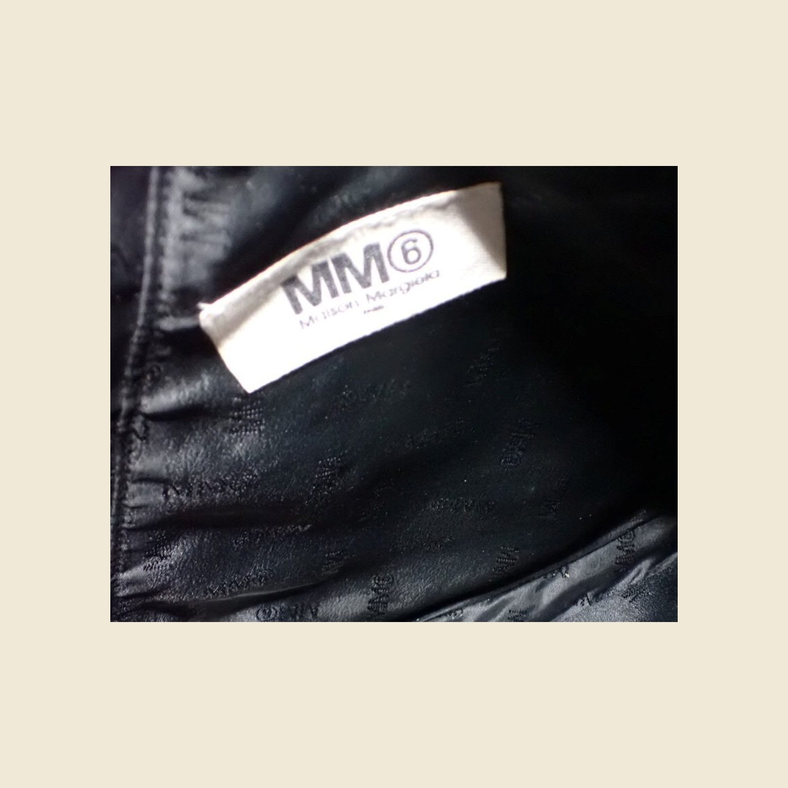 Borsa MM6 Maison Margiela bianca dalla forma triangolare, manico rivestito e interno scuro, vista frontale — vista 5