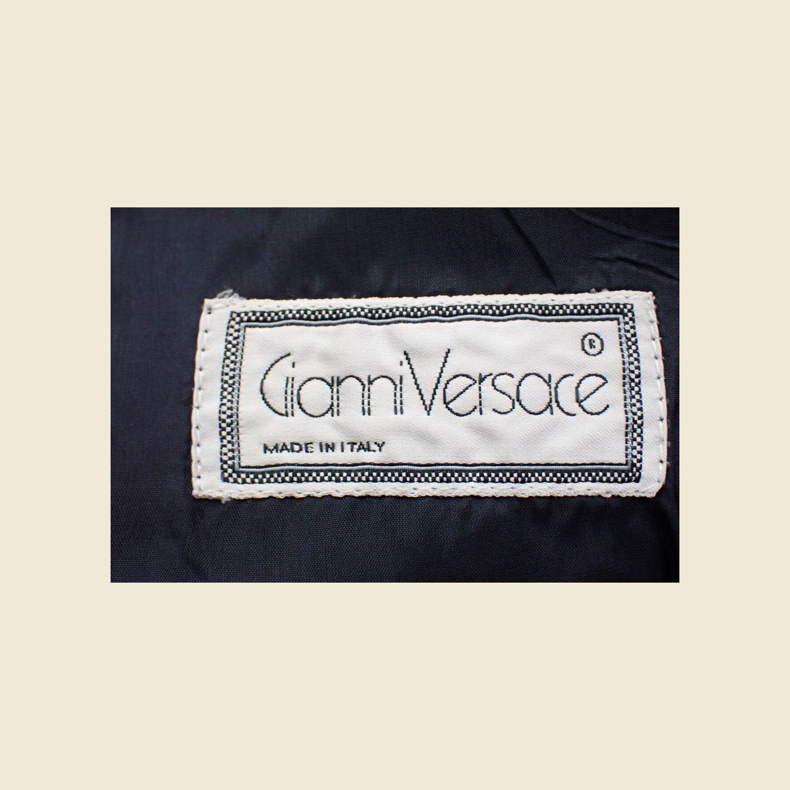 Giacca Gianni Versace in lana, senza collo, nera a piccoli pois bianchi, profilo rigato sulla chiusura e spalle strutturate — vista 4