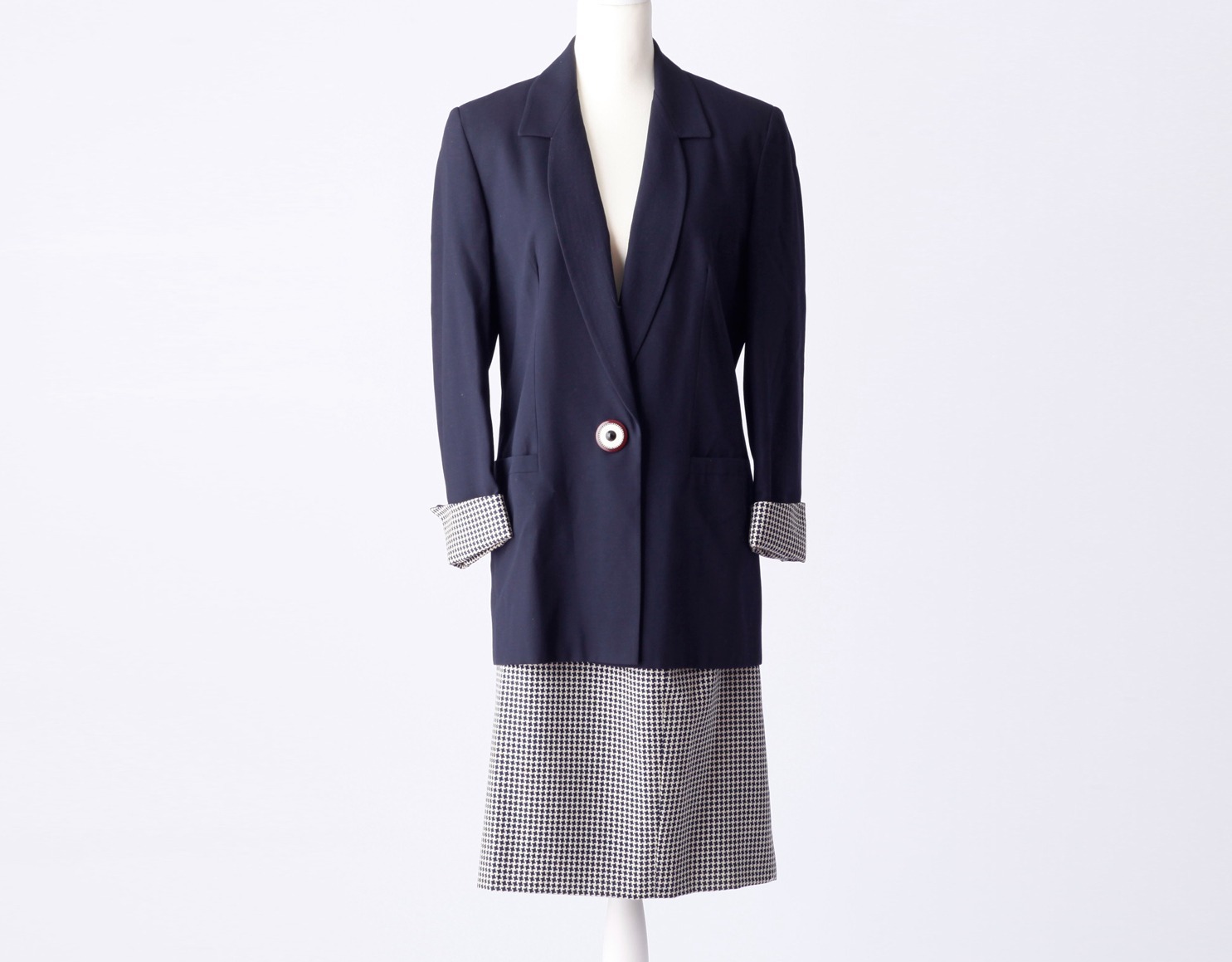 Tailleur Versace su manichino: giacca blu notte a un bottone con polsini in pied-de-poule e gonna coordinata