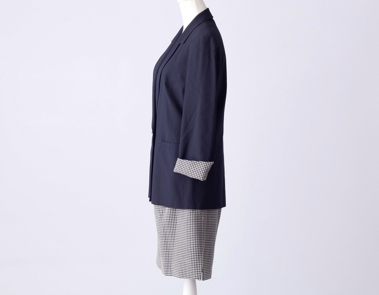 Tailleur Versace su manichino: giacca blu notte a un bottone con polsini in pied-de-poule e gonna coordinata — vista 2