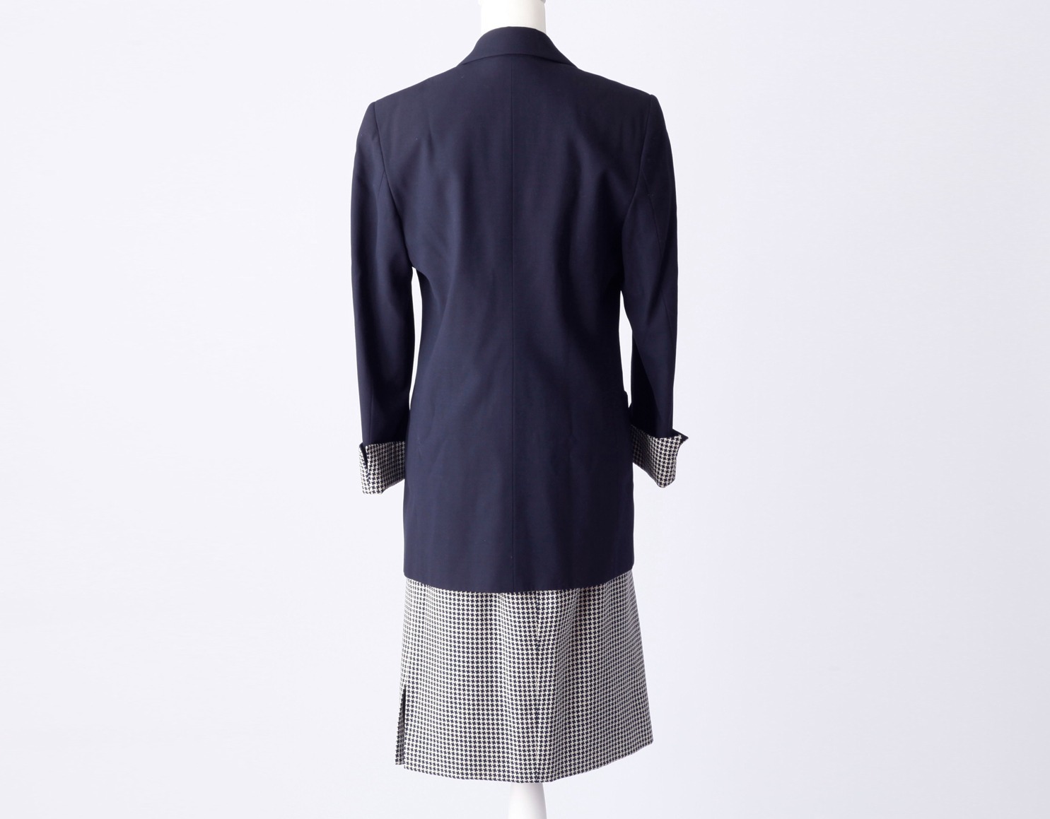 Tailleur Versace su manichino: giacca blu notte a un bottone con polsini in pied-de-poule e gonna coordinata — vista 3