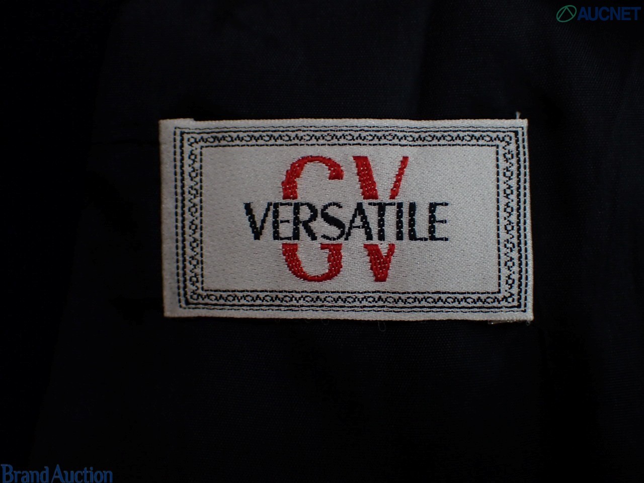 Tailleur Versace su manichino: giacca blu notte a un bottone con polsini in pied-de-poule e gonna coordinata — vista 5