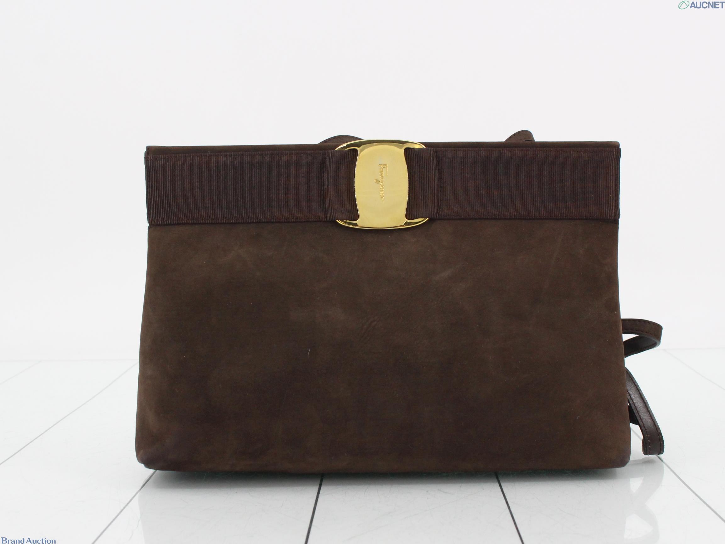 Borsa a spalla Ferragamo marrone scamosciata, fascia in gros-grain con placca Vara dorata, vista frontale