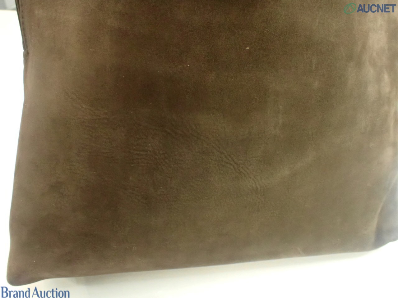 Borsa a spalla Ferragamo marrone scamosciata, fascia in gros-grain con placca Vara dorata, vista frontale — vista 11