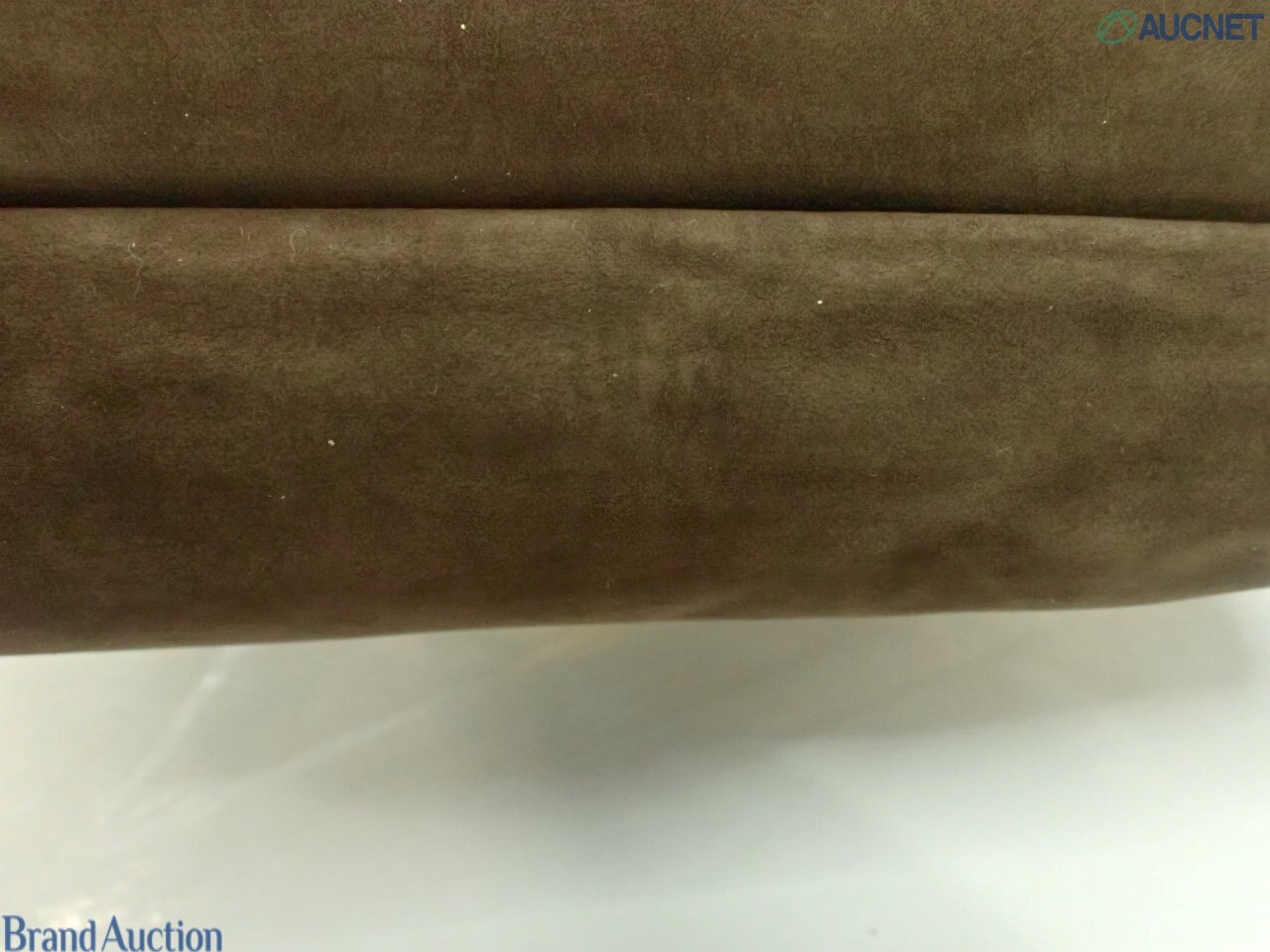 Borsa a spalla Ferragamo marrone scamosciata, fascia in gros-grain con placca Vara dorata, vista frontale — vista 12
