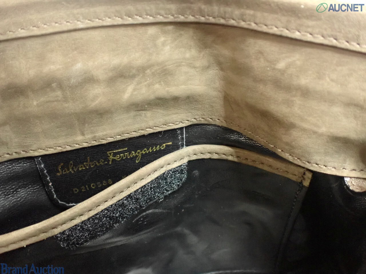 Borsa a spalla Ferragamo marrone scamosciata, fascia in gros-grain con placca Vara dorata, vista frontale — vista 5