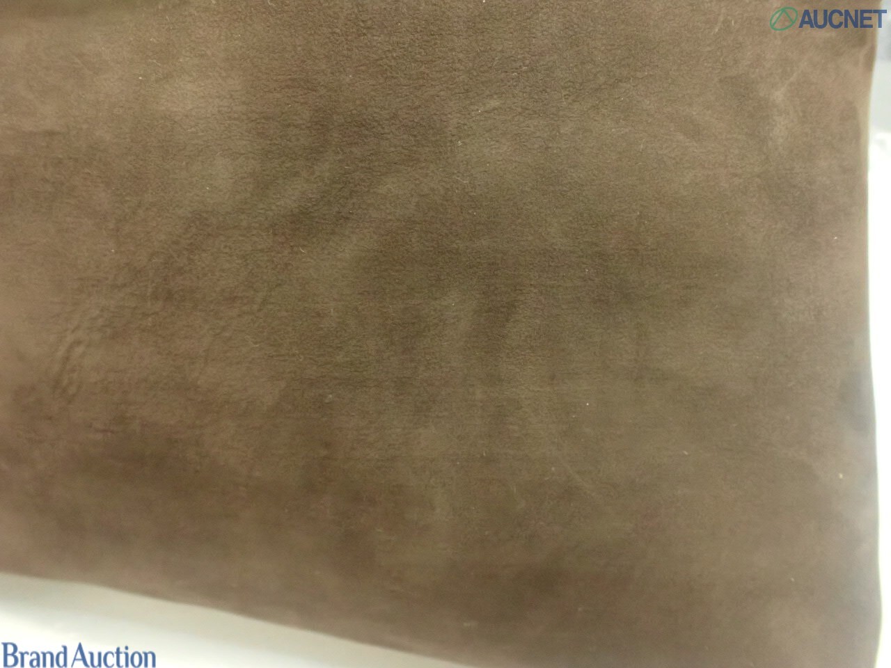 Borsa a spalla Ferragamo marrone scamosciata, fascia in gros-grain con placca Vara dorata, vista frontale — vista 6