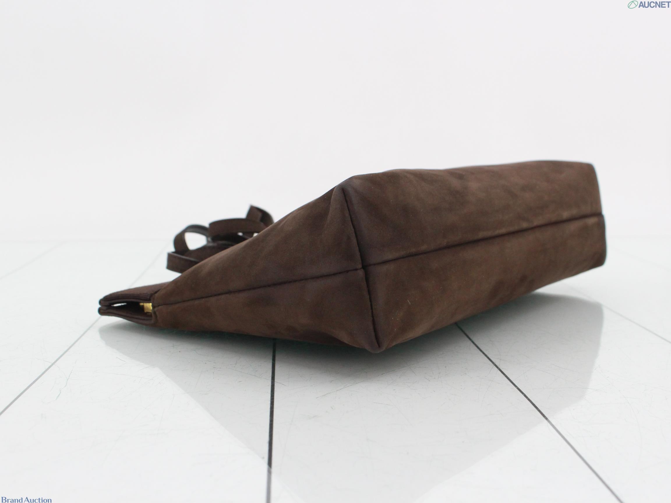 Borsa a spalla Ferragamo marrone scamosciata, fascia in gros-grain con placca Vara dorata, vista frontale — vista 8