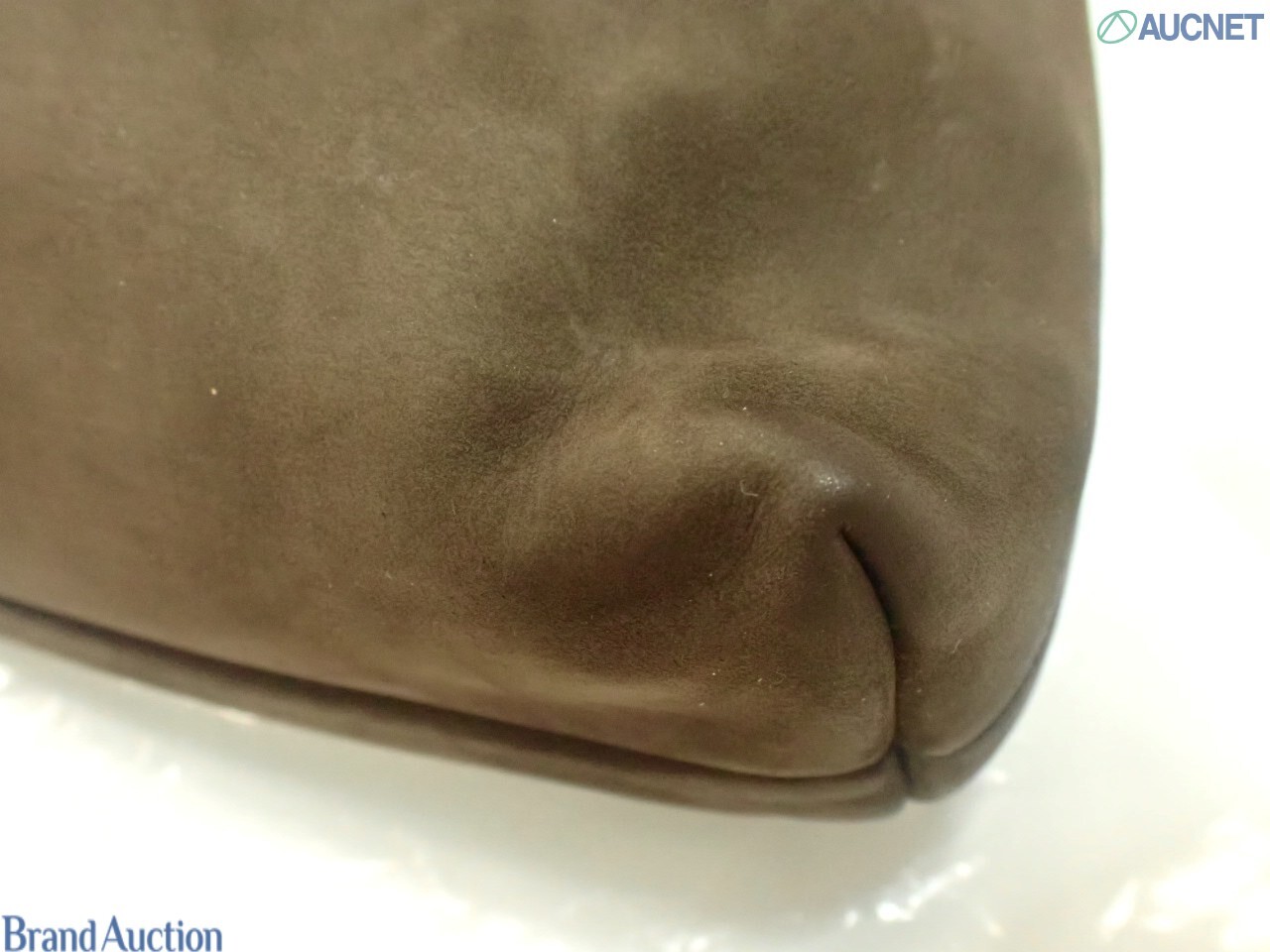Borsa a spalla Ferragamo marrone scamosciata, fascia in gros-grain con placca Vara dorata, vista frontale — vista 9