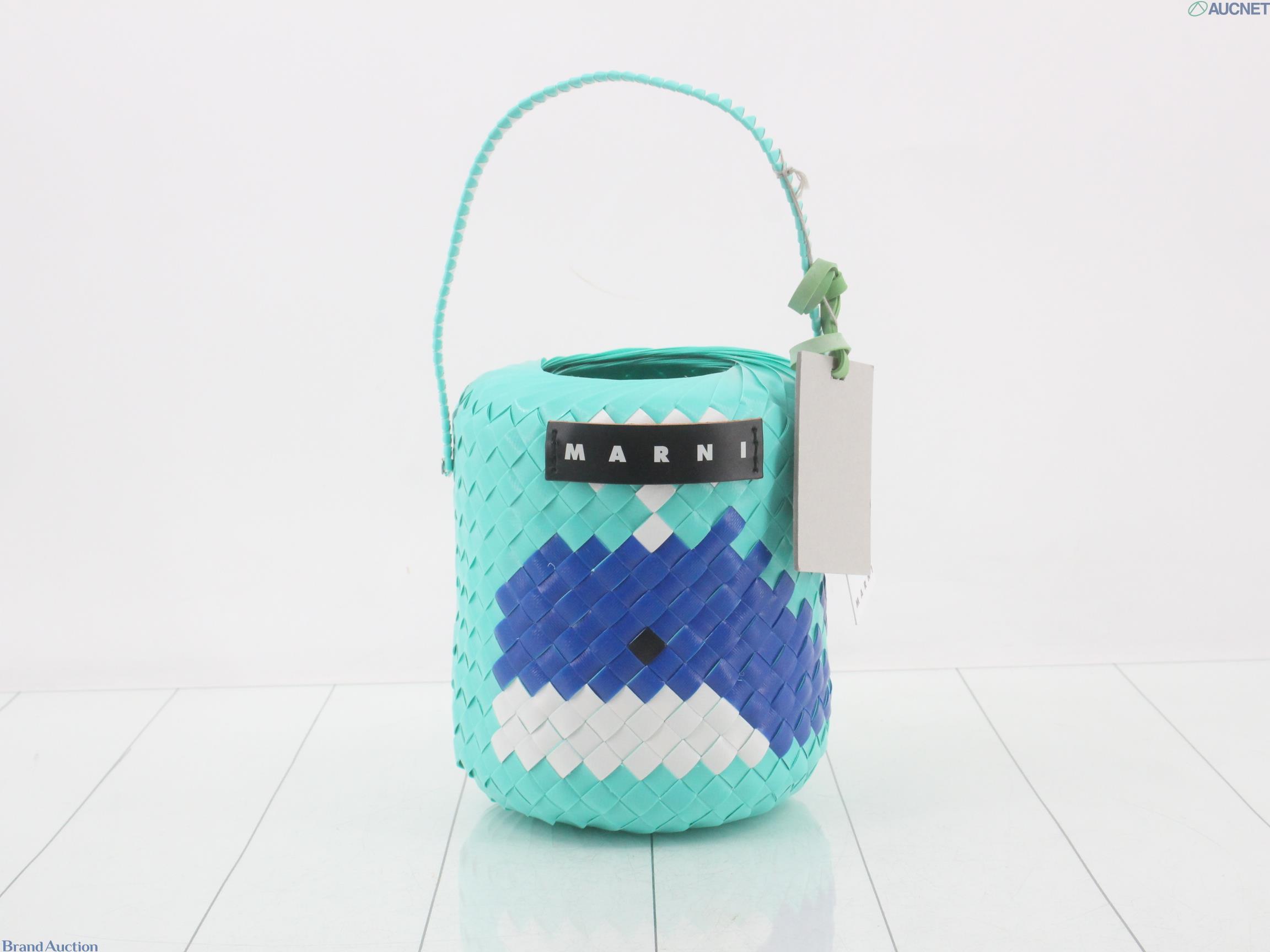 Borsa a secchiello Marni in nastri intrecciati verde acqua con rombi blu e bianchi, manico intrecciato e cartellino