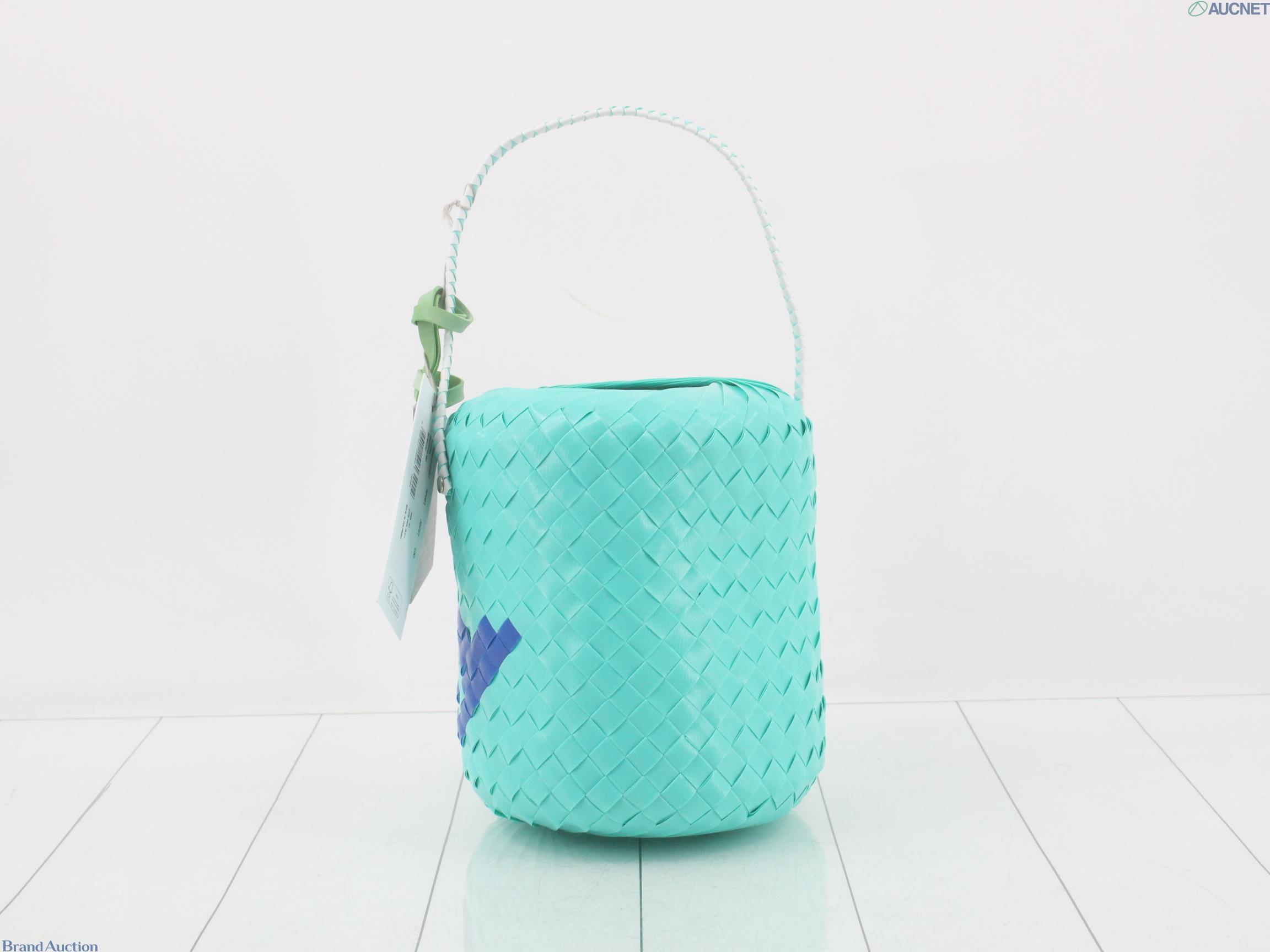 Borsa a secchiello Marni in nastri intrecciati verde acqua con rombi blu e bianchi, manico intrecciato e cartellino — vista 2