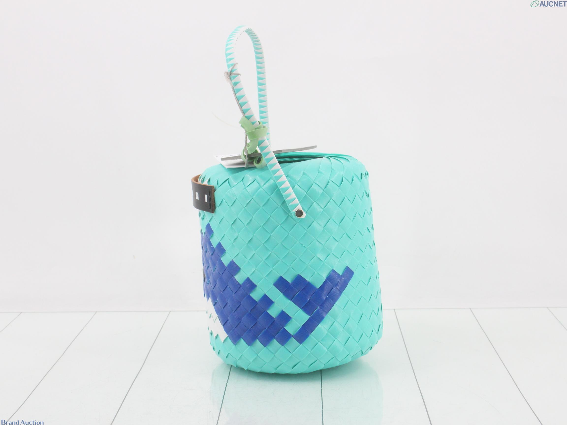 Borsa a secchiello Marni in nastri intrecciati verde acqua con rombi blu e bianchi, manico intrecciato e cartellino — vista 3