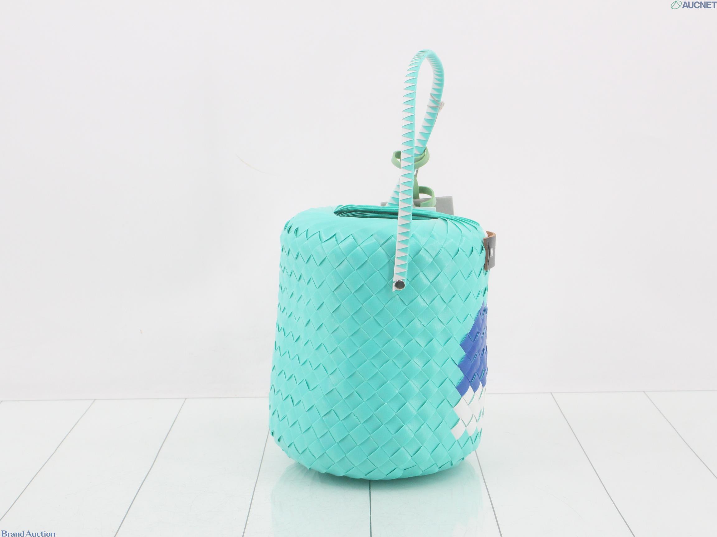 Borsa a secchiello Marni in nastri intrecciati verde acqua con rombi blu e bianchi, manico intrecciato e cartellino — vista 4