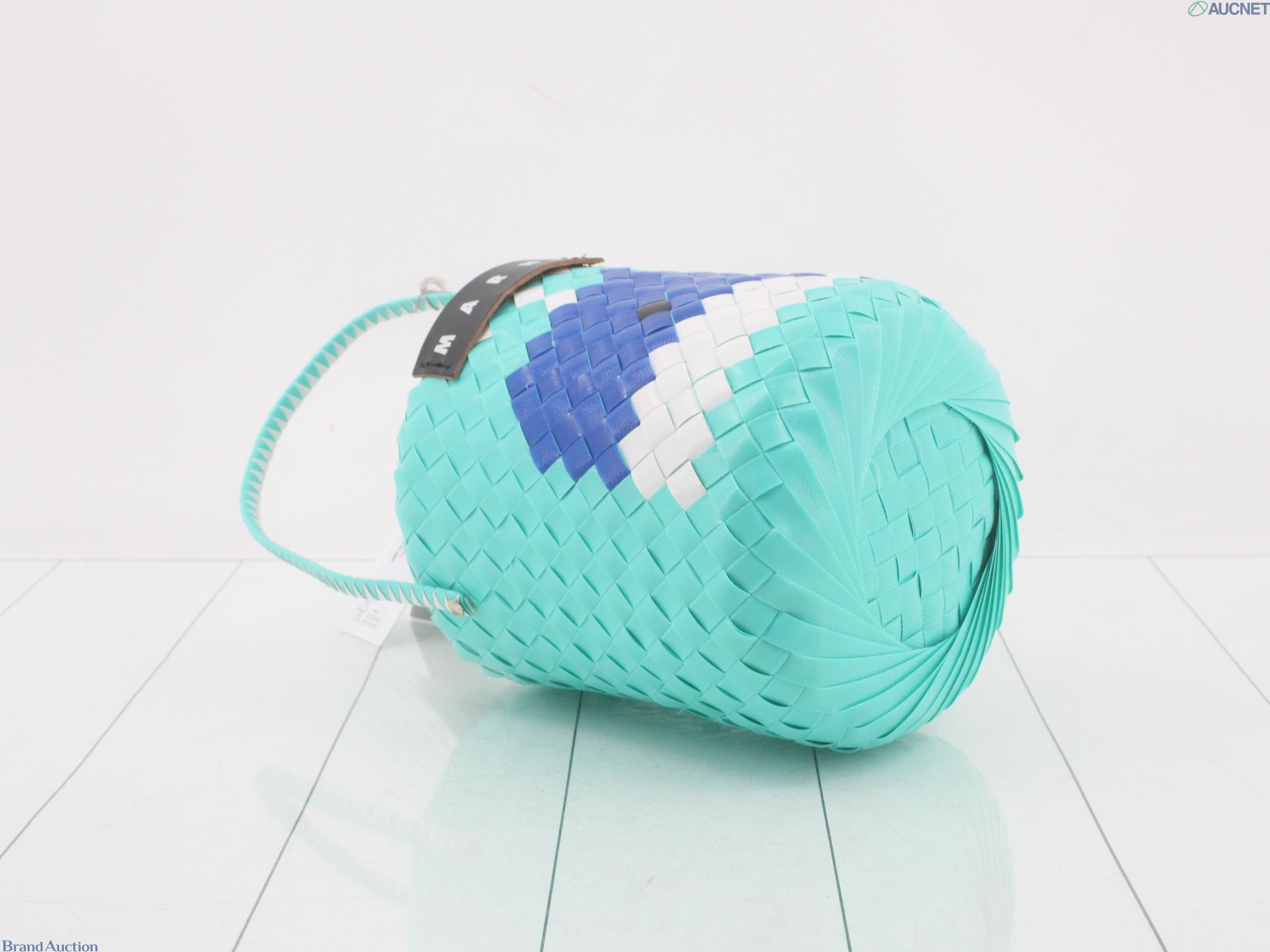 Borsa a secchiello Marni in nastri intrecciati verde acqua con rombi blu e bianchi, manico intrecciato e cartellino — vista 5