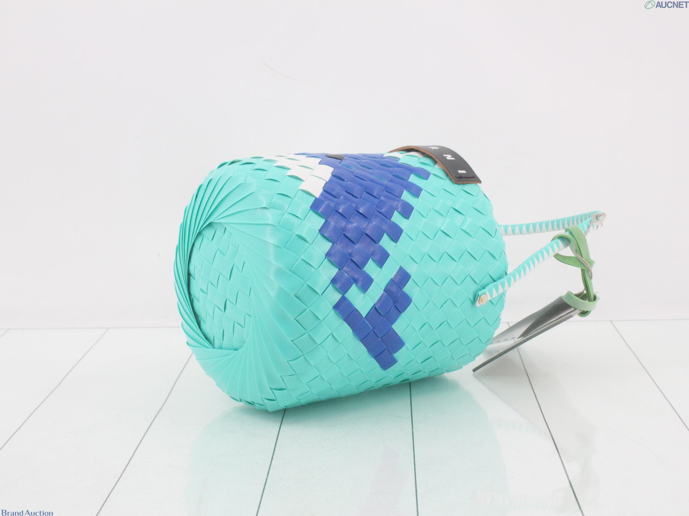 Borsa a secchiello Marni in nastri intrecciati verde acqua con rombi blu e bianchi, manico intrecciato e cartellino — vista 6