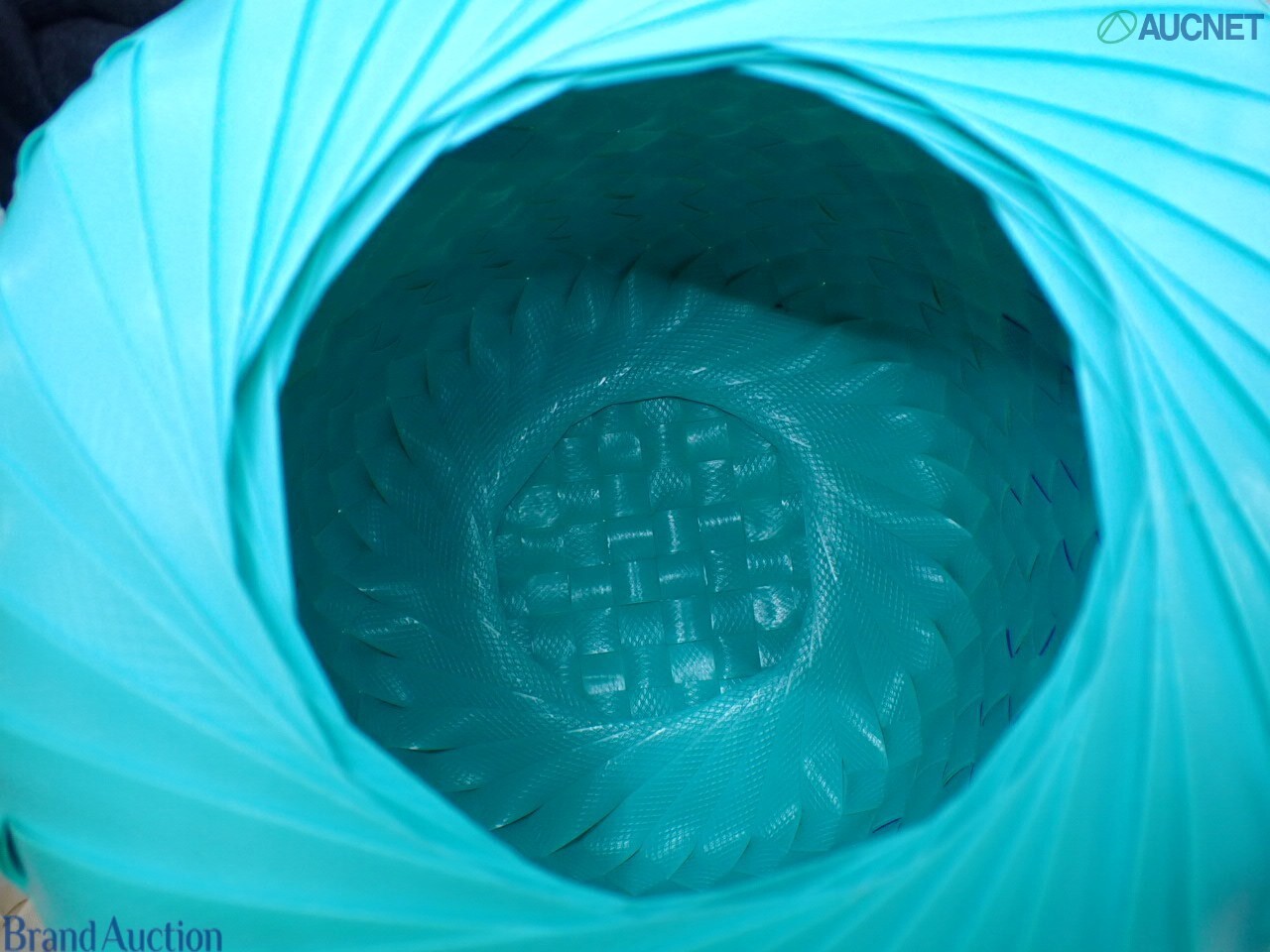 Borsa a secchiello Marni in nastri intrecciati verde acqua con rombi blu e bianchi, manico intrecciato e cartellino — vista 8