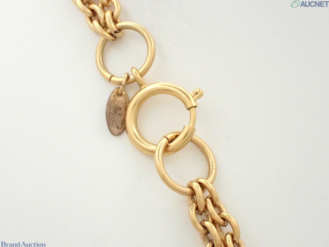 Collana lunga Chanel a catena color oro, tratti a doppia fila e perle finte a intervalli, su busto espositivo — vista 2