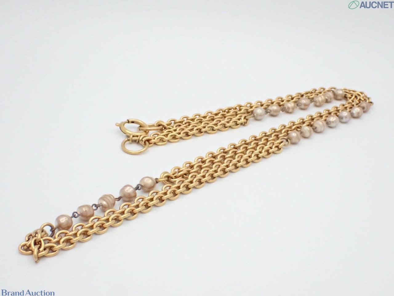Collana lunga Chanel a catena color oro, tratti a doppia fila e perle finte a intervalli, su busto espositivo — vista 3