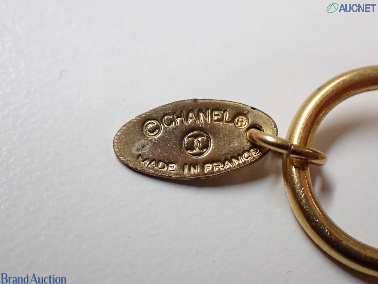 Collana lunga Chanel a catena color oro, tratti a doppia fila e perle finte a intervalli, su busto espositivo — vista 4