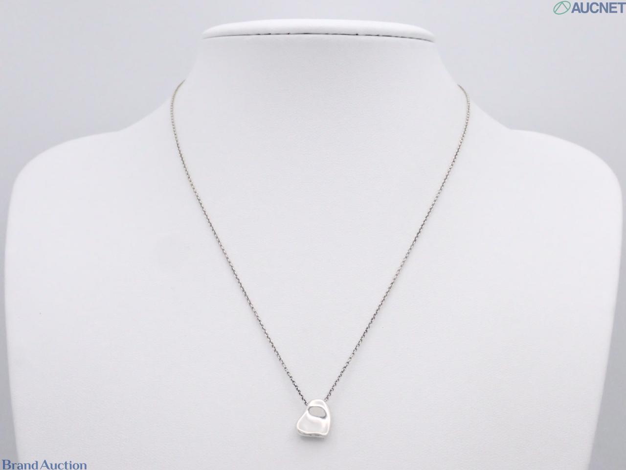 Collana Tiffany & Co. con pendente a cuore di Elsa Peretti su catena sottile color argento, vista frontale