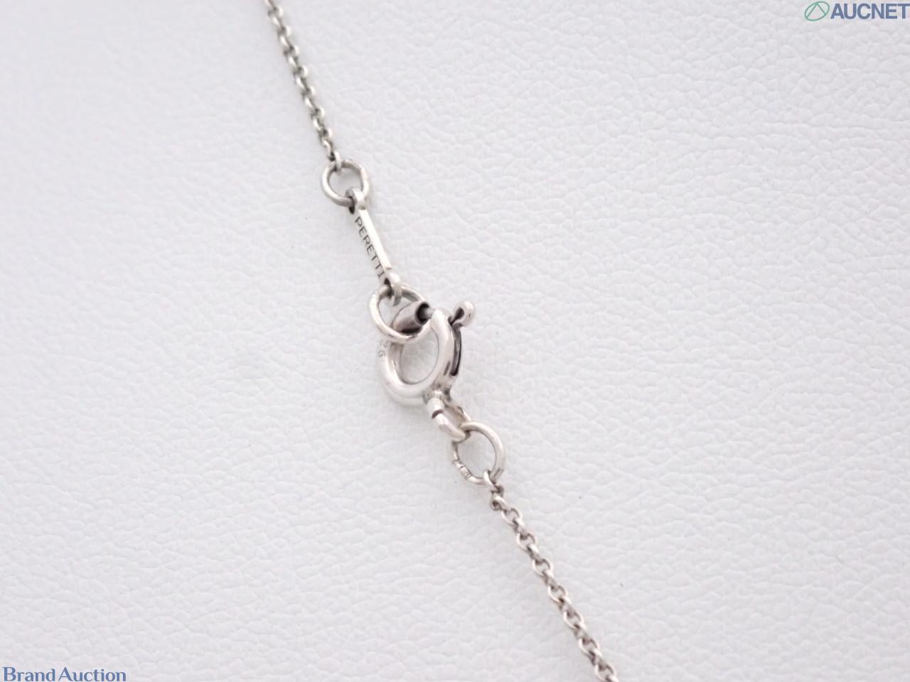 Collana Tiffany & Co. con pendente a cuore di Elsa Peretti su catena sottile color argento, vista frontale — vista 3