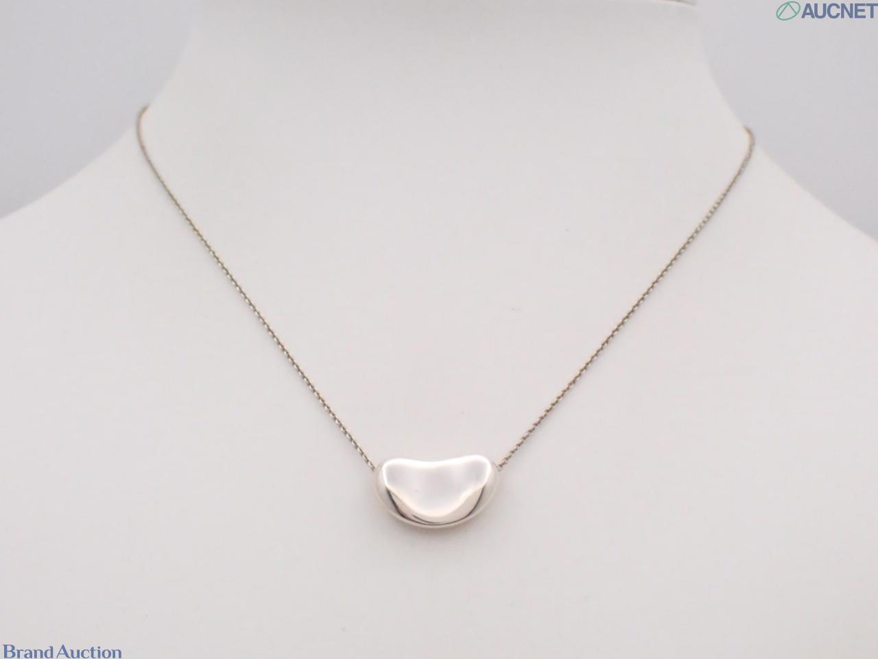 Collana Tiffany & Co. di Elsa Peretti in argento con pendente a forma di fagiolo su catena sottile, vista frontale