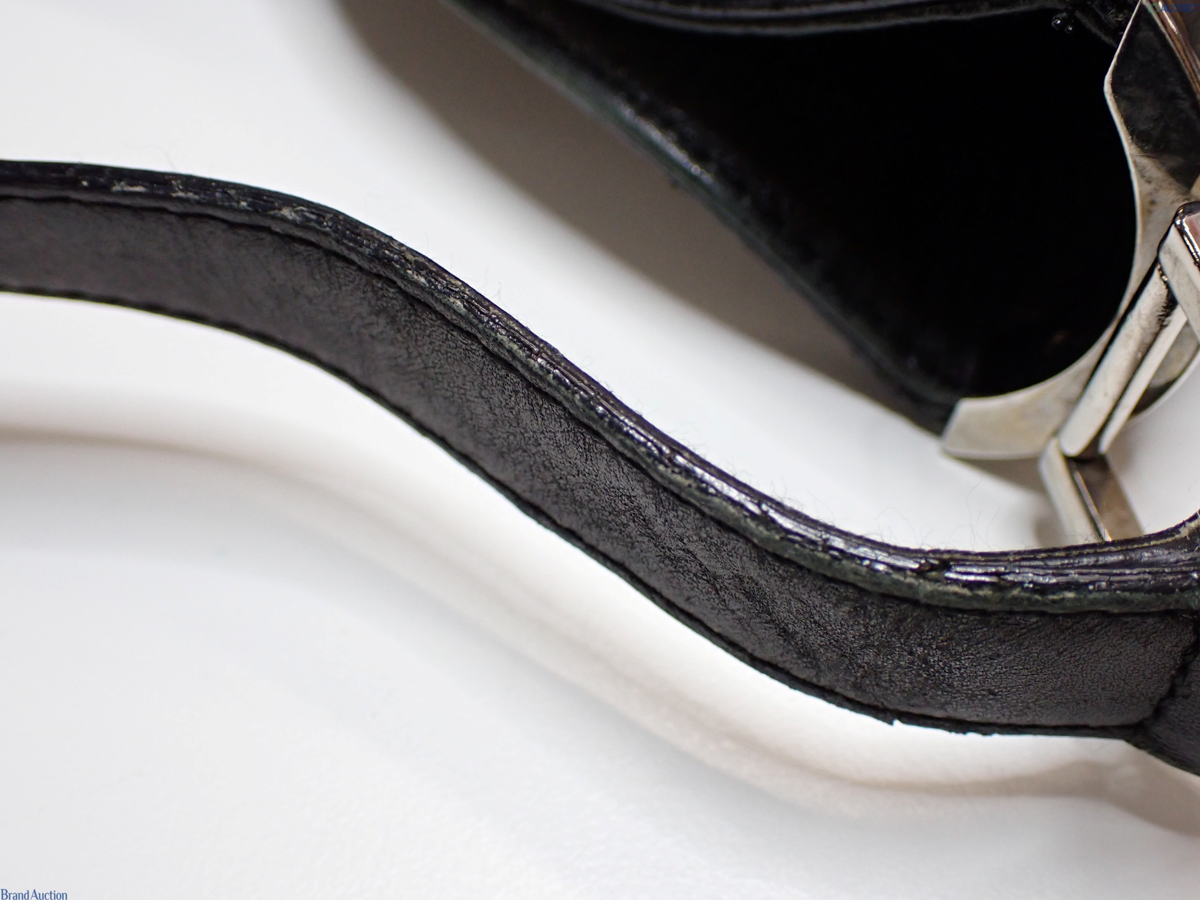 Borsa a spalla Gucci nera, centro vellutato opaco e fianchi lisci, chiusura a gancio in metallo argentato, vista frontale — vista 2
