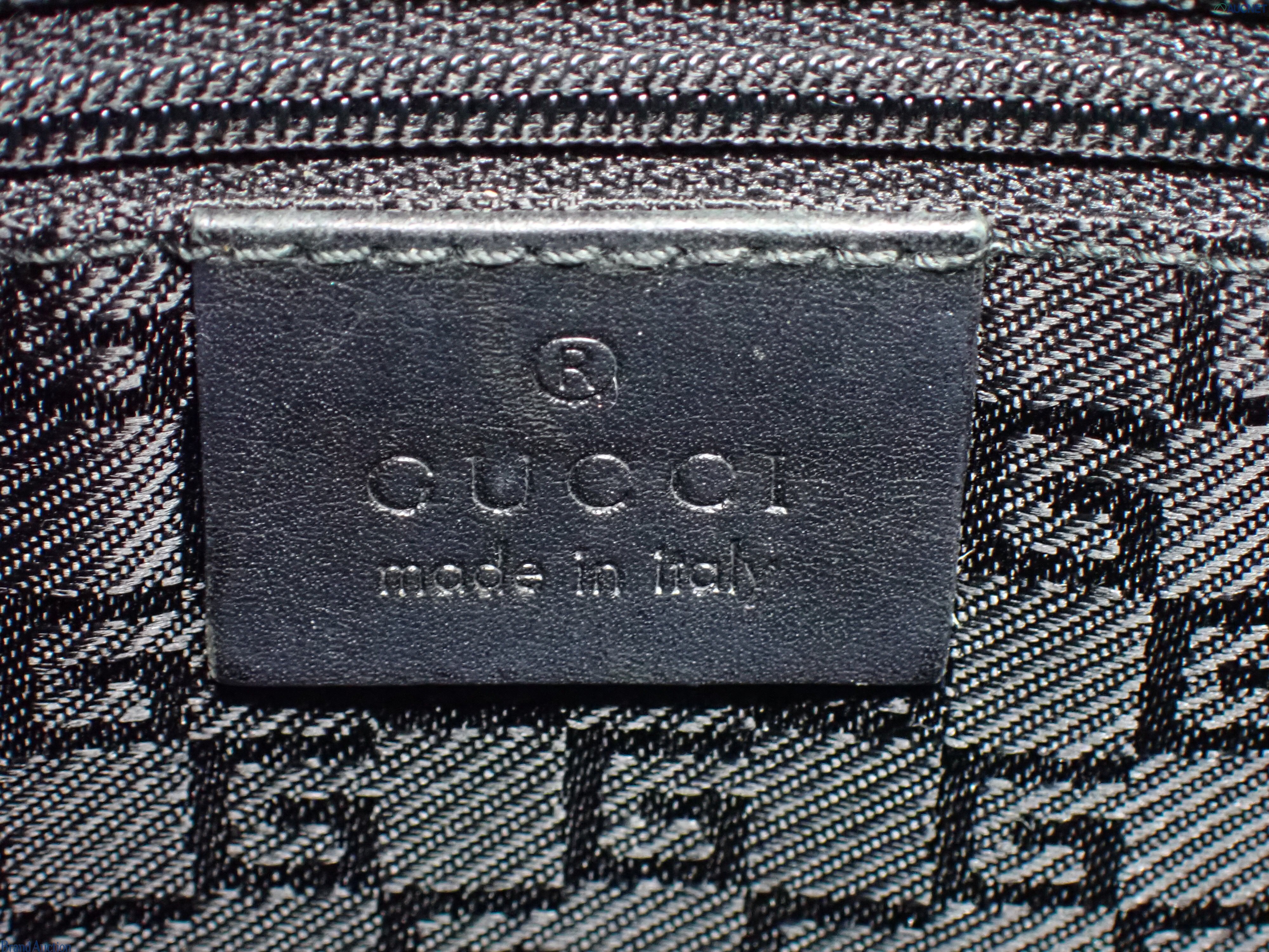 Borsa a spalla Gucci nera, centro vellutato opaco e fianchi lisci, chiusura a gancio in metallo argentato, vista frontale — vista 9