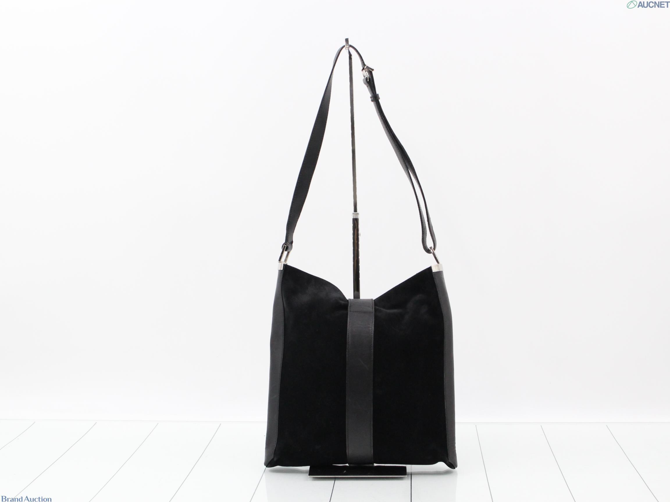 Borsa a spalla Gucci nera, centro vellutato opaco e fianchi lisci, chiusura a gancio in metallo argentato, vista frontale — vista 10