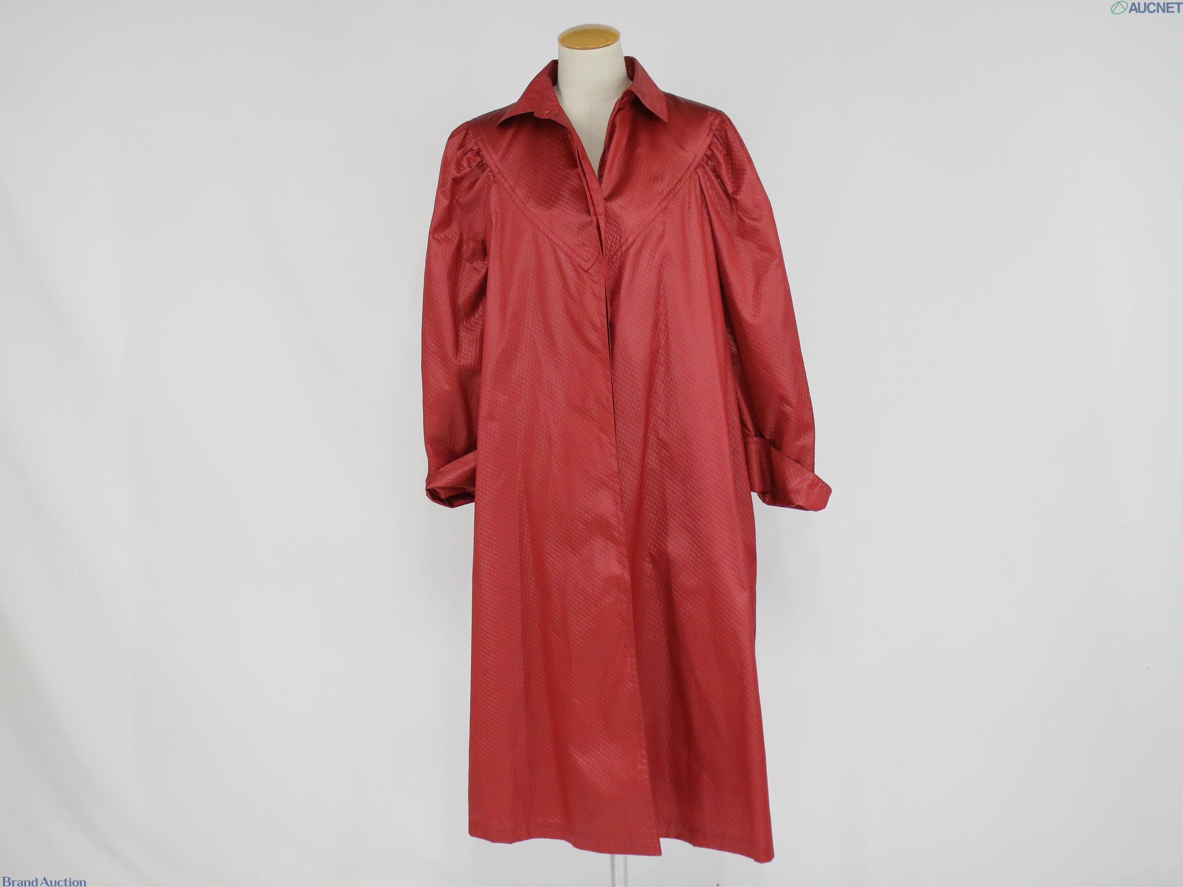 Cappotto rosso Christian Dior in tessuto goffrato su manichino, colletto a camicia e spalle arricciate, vista frontale