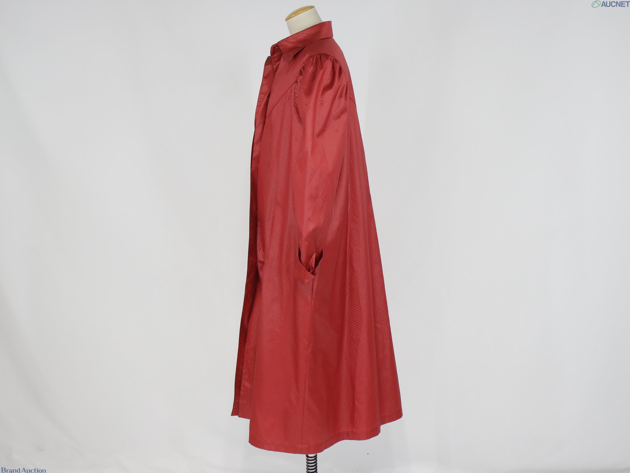 Cappotto rosso Christian Dior in tessuto goffrato su manichino, colletto a camicia e spalle arricciate, vista frontale — vista 2