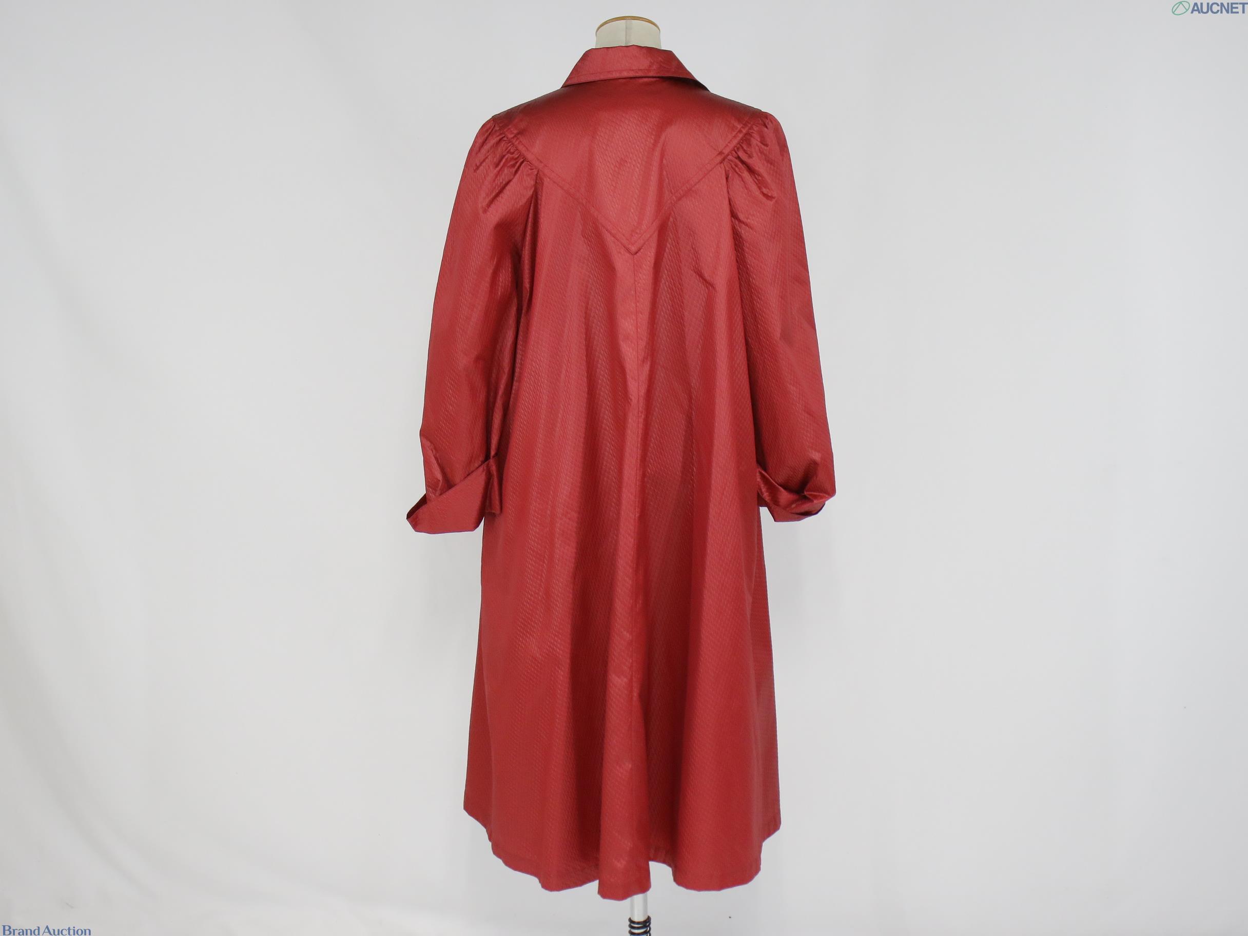 Cappotto rosso Christian Dior in tessuto goffrato su manichino, colletto a camicia e spalle arricciate, vista frontale — vista 3