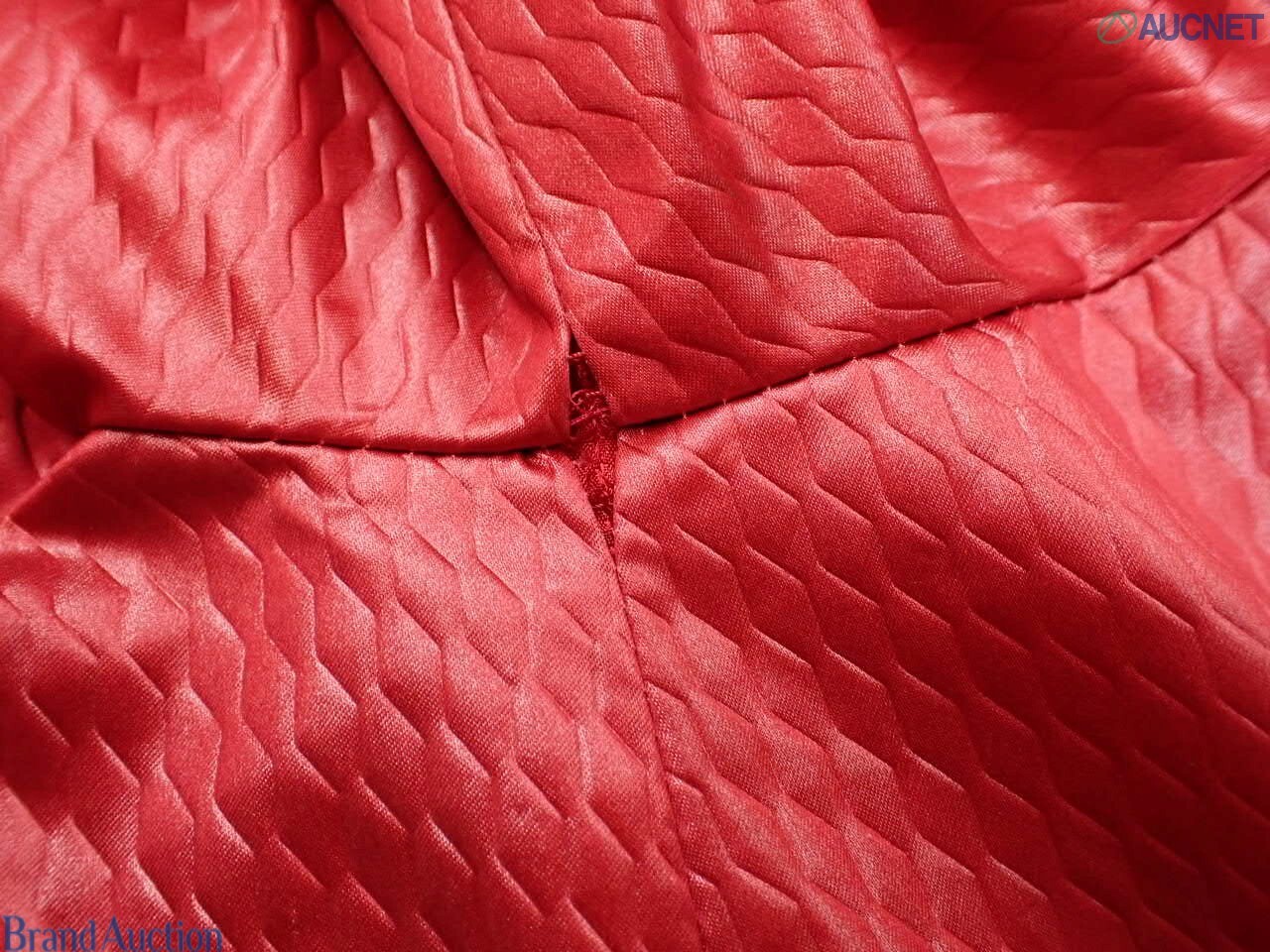Cappotto rosso Christian Dior in tessuto goffrato su manichino, colletto a camicia e spalle arricciate, vista frontale — vista 7