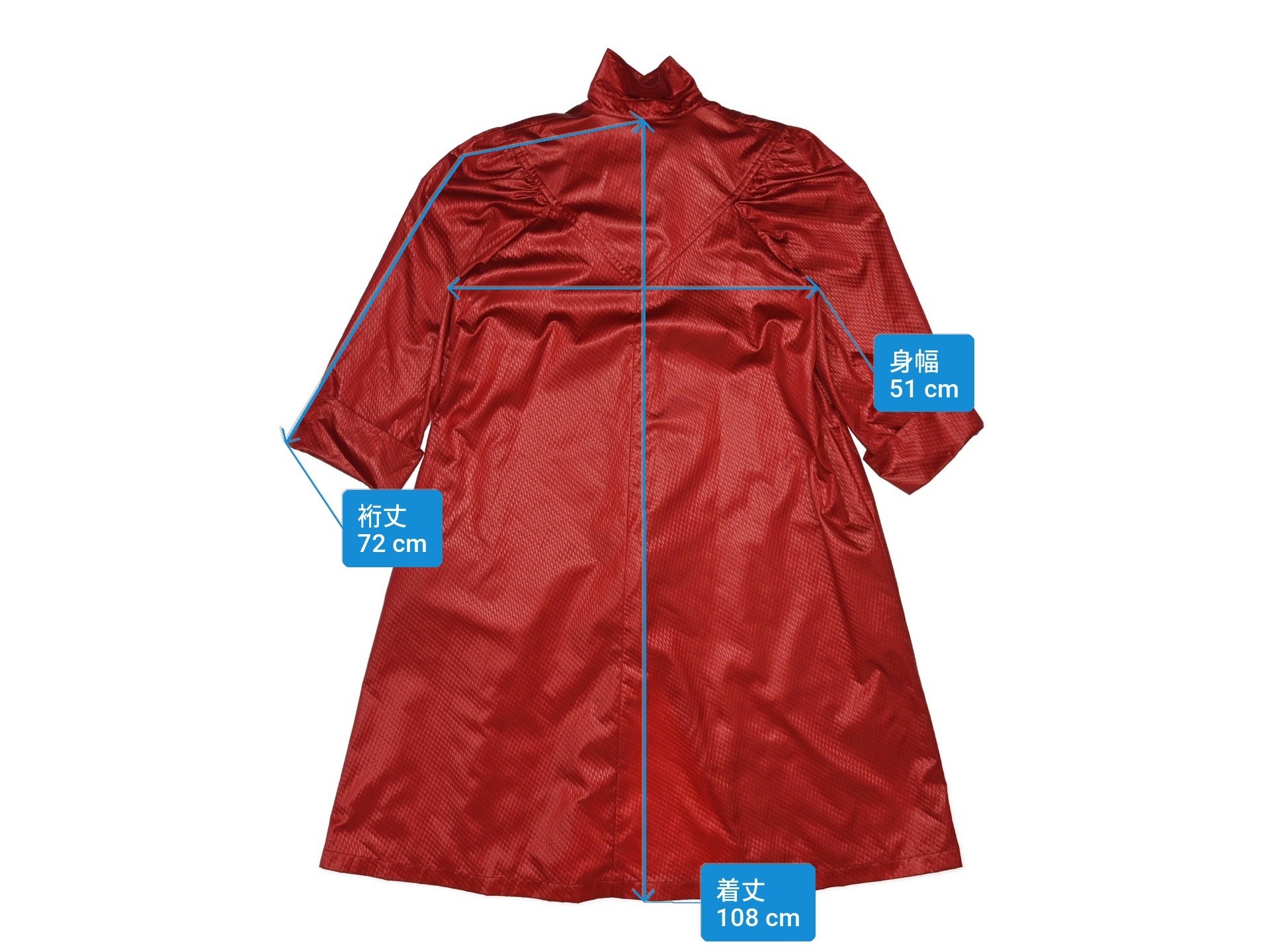 Cappotto rosso Christian Dior in tessuto goffrato su manichino, colletto a camicia e spalle arricciate, vista frontale — vista 9
