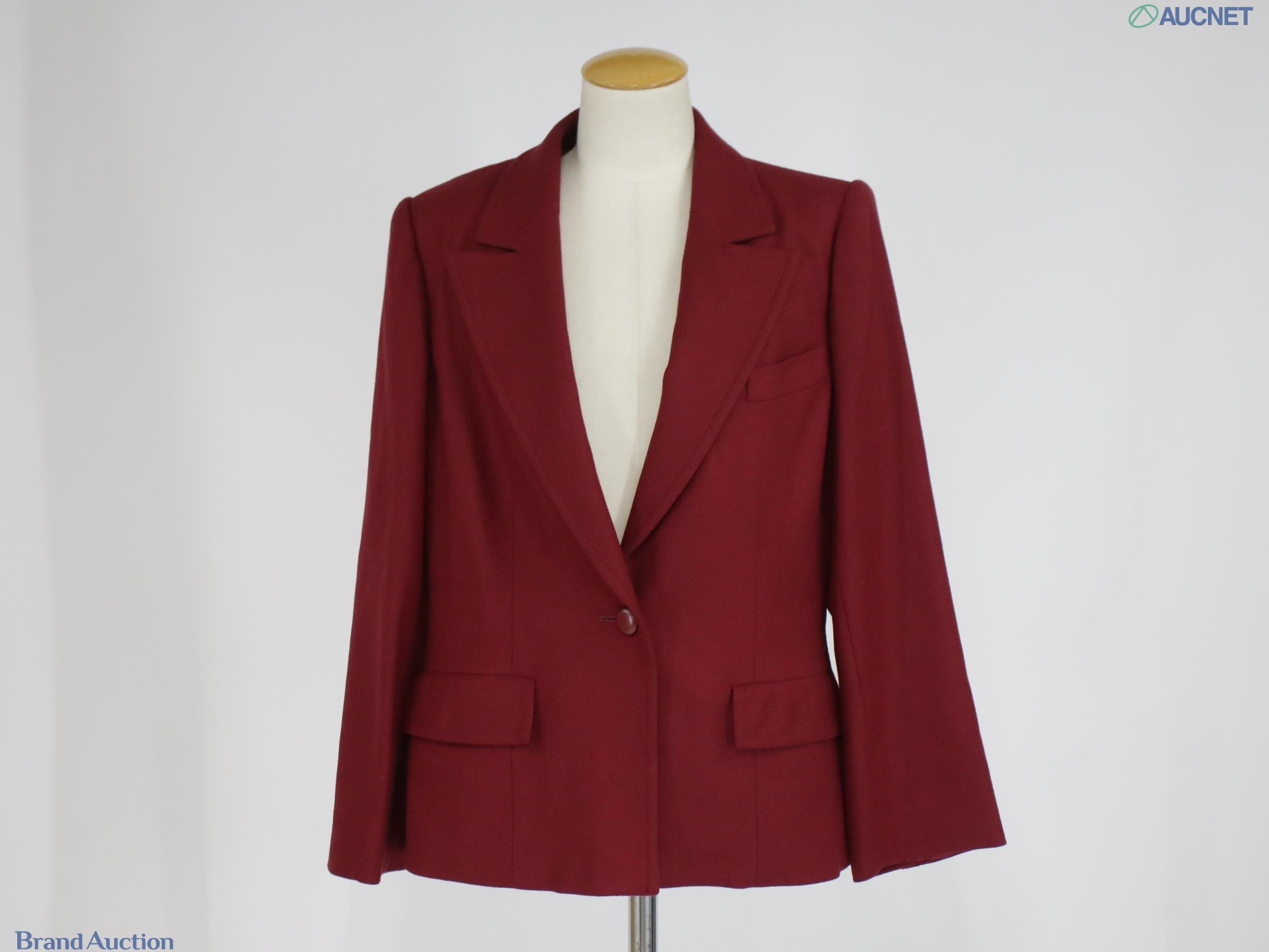 Tailleur bordeaux Christian Dior: giacca monopetto a un bottone su manichino e gonna su gruccia, vista frontale — vista 2