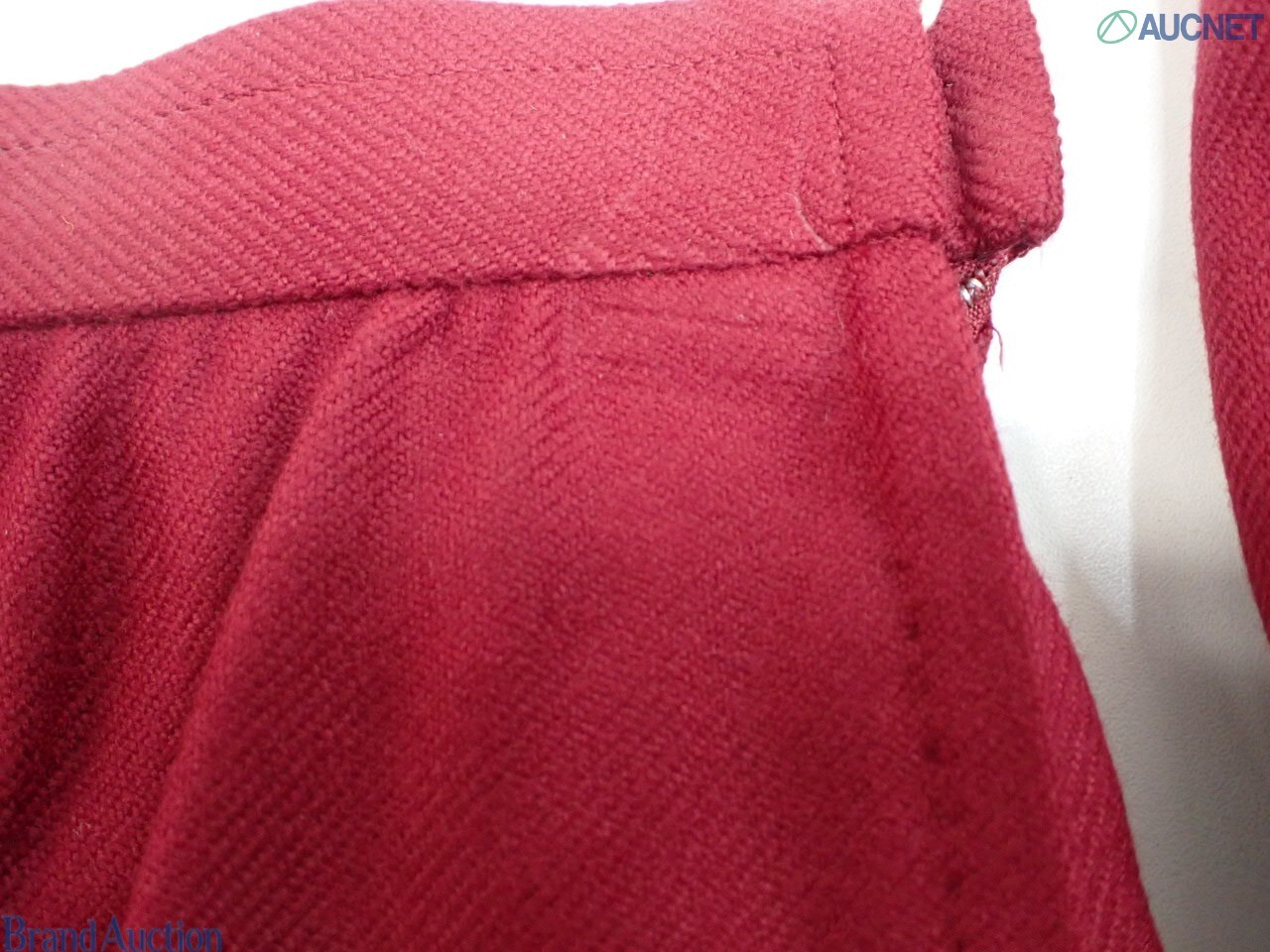 Tailleur bordeaux Christian Dior: giacca monopetto a un bottone su manichino e gonna su gruccia, vista frontale — vista 11