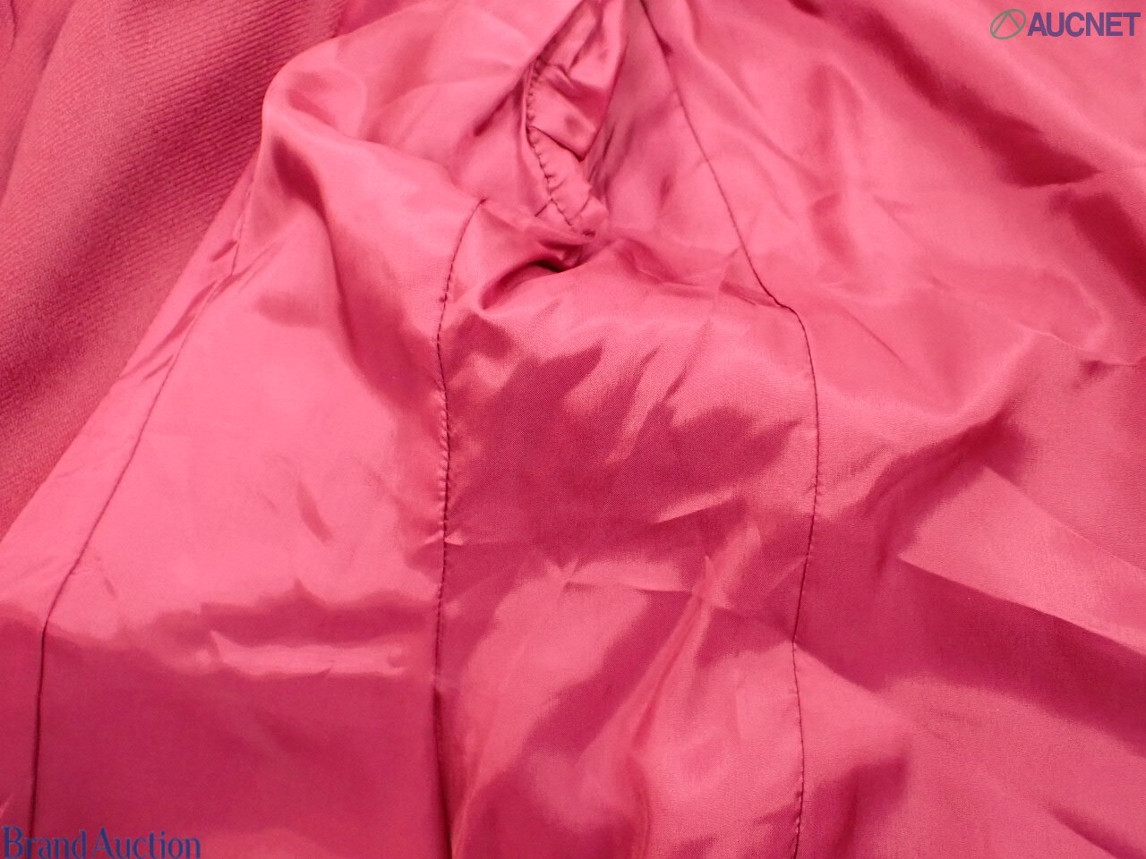 Tailleur bordeaux Christian Dior: giacca monopetto a un bottone su manichino e gonna su gruccia, vista frontale — vista 12