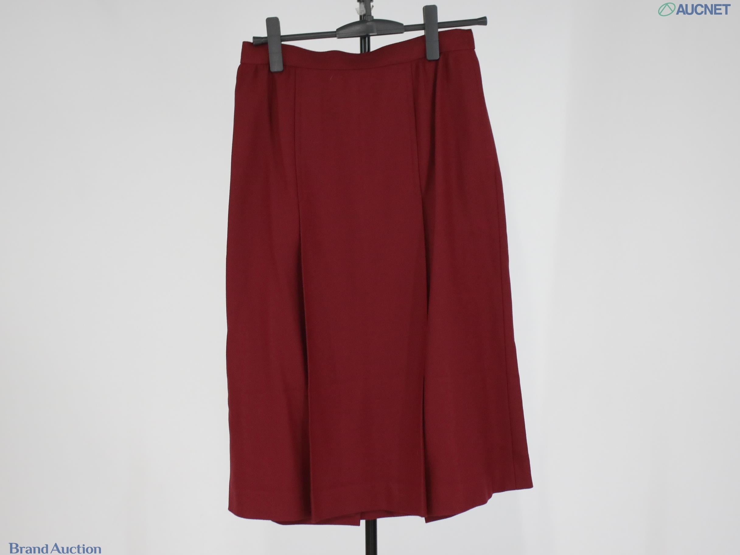 Tailleur bordeaux Christian Dior: giacca monopetto a un bottone su manichino e gonna su gruccia, vista frontale — vista 16