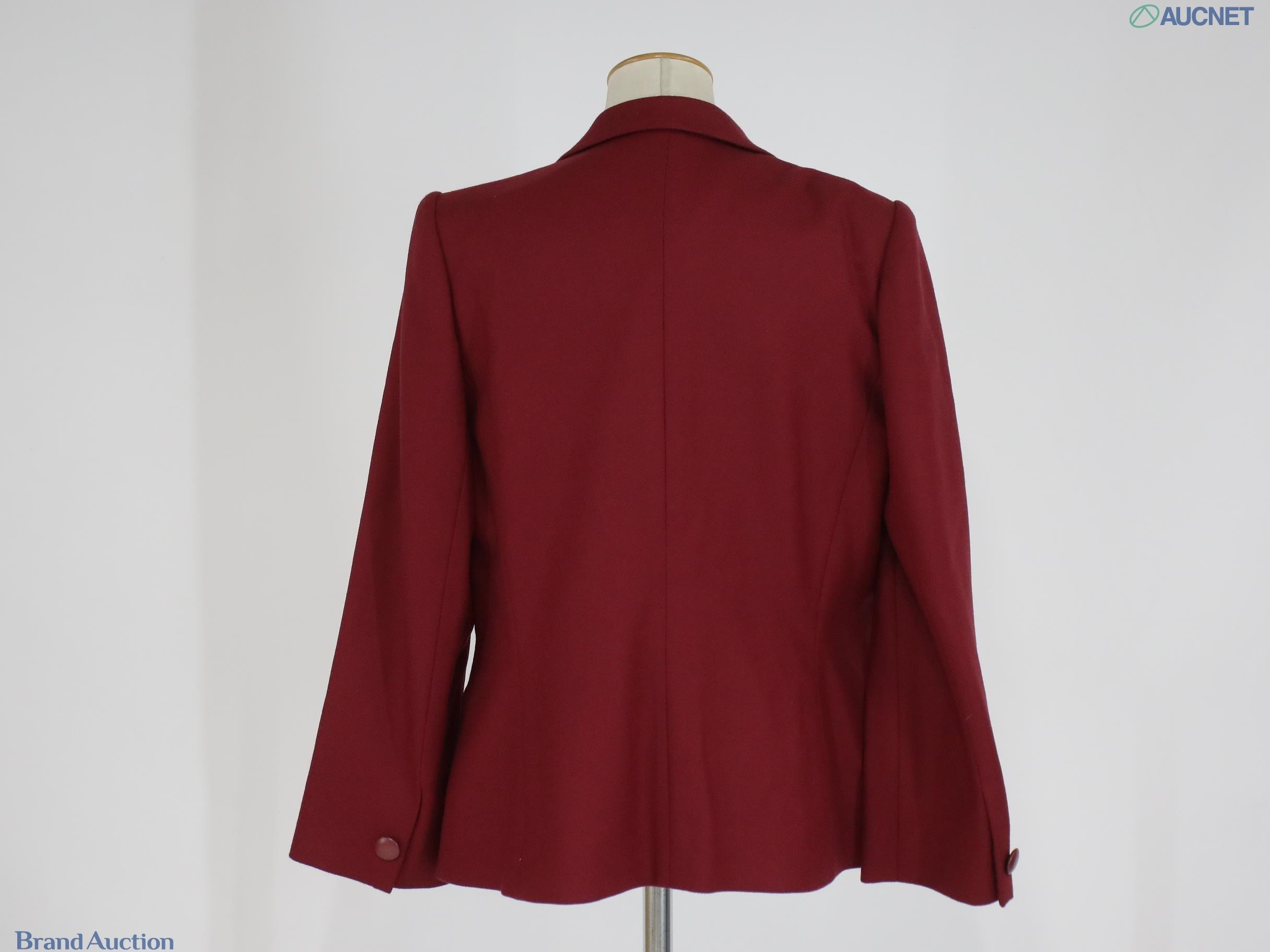 Tailleur bordeaux Christian Dior: giacca monopetto a un bottone su manichino e gonna su gruccia, vista frontale — vista 3