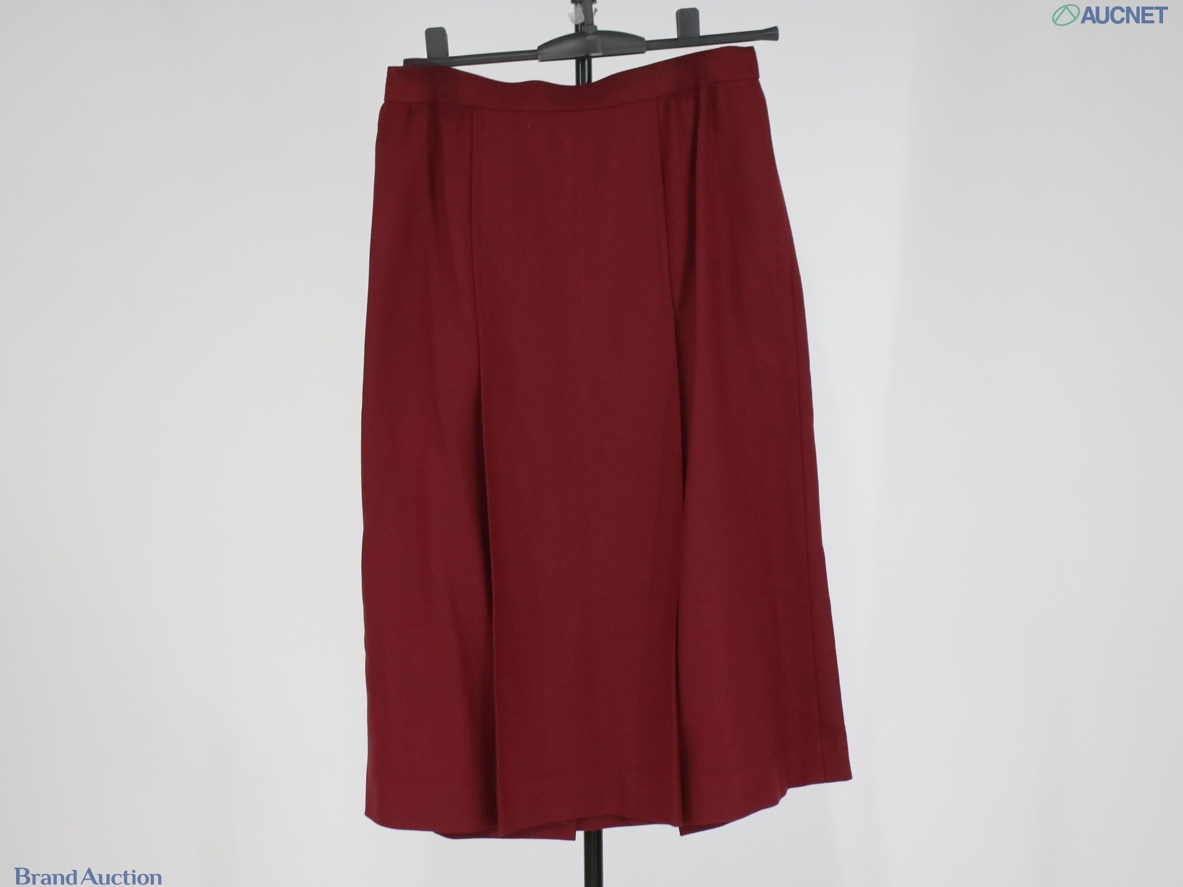 Tailleur bordeaux Christian Dior: giacca monopetto a un bottone su manichino e gonna su gruccia, vista frontale — vista 4