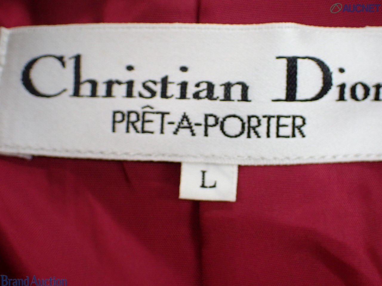 Tailleur bordeaux Christian Dior: giacca monopetto a un bottone su manichino e gonna su gruccia, vista frontale — vista 5