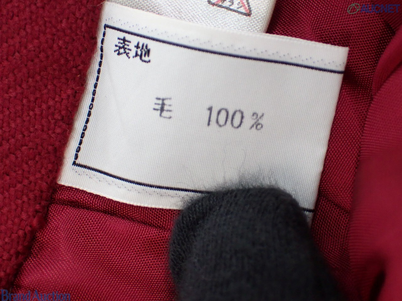 Tailleur bordeaux Christian Dior: giacca monopetto a un bottone su manichino e gonna su gruccia, vista frontale — vista 9