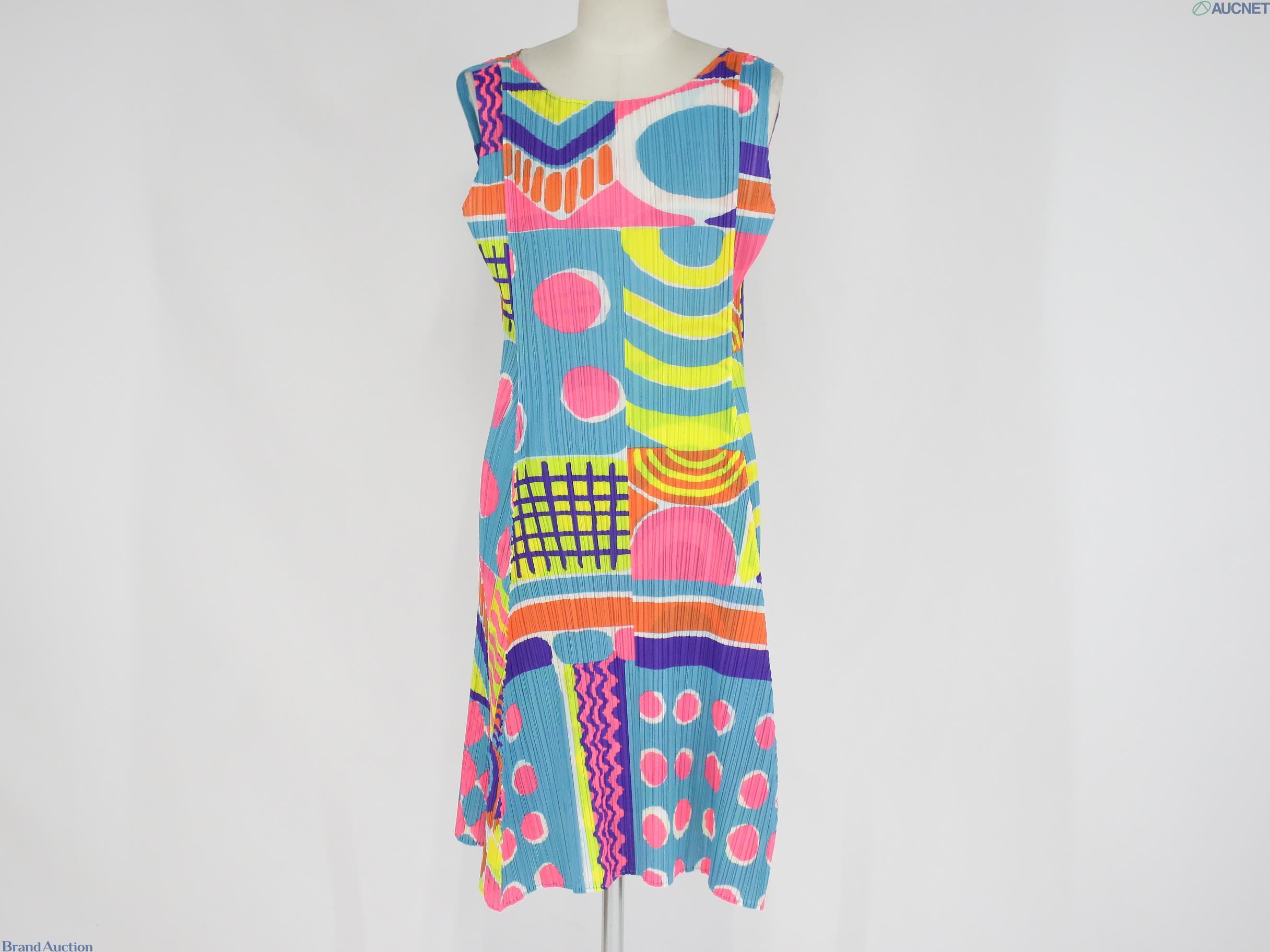 Abito smanicato plissé Issey Miyake con stampa geometrica in azzurro, rosa, giallo e arancio, su manichino, vista frontale