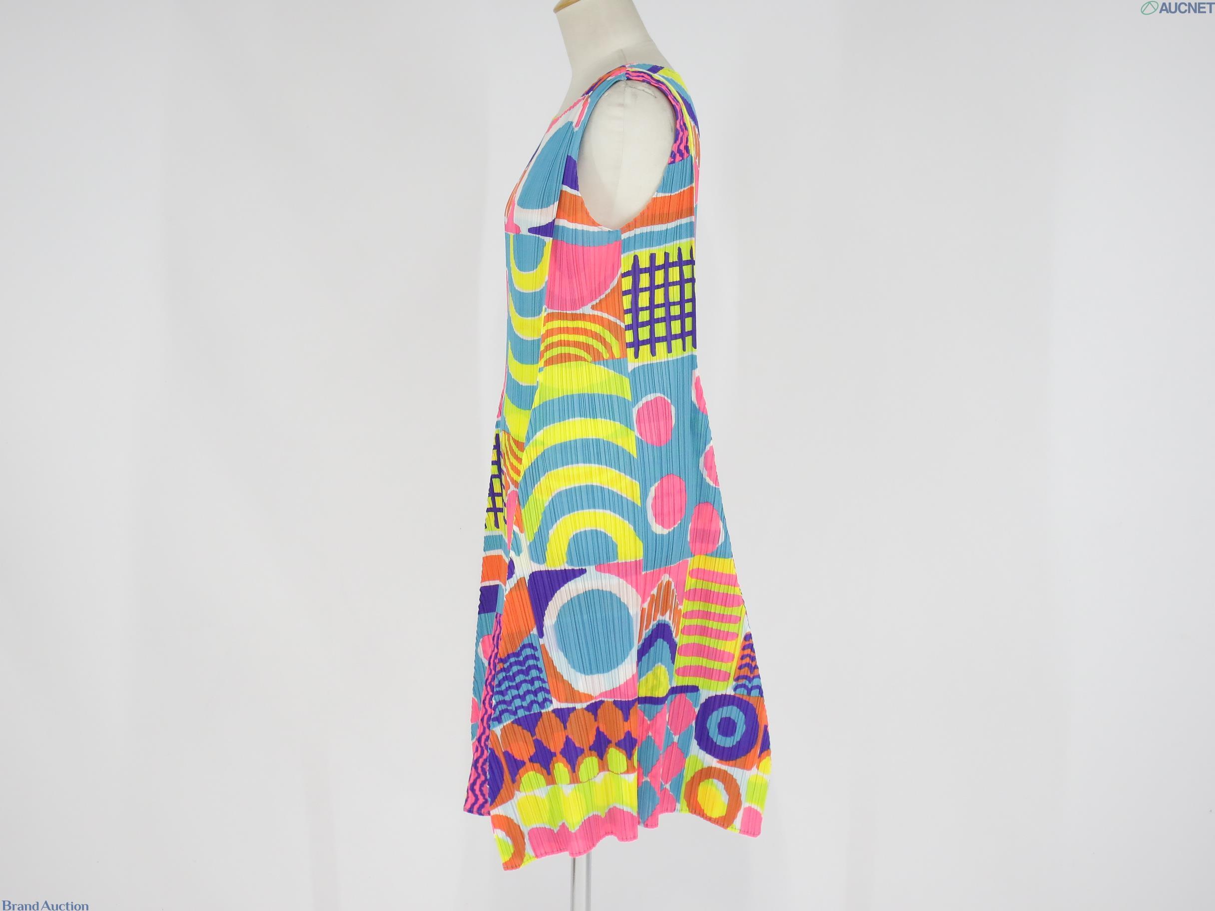 Abito smanicato plissé Issey Miyake con stampa geometrica in azzurro, rosa, giallo e arancio, su manichino, vista frontale — vista 2