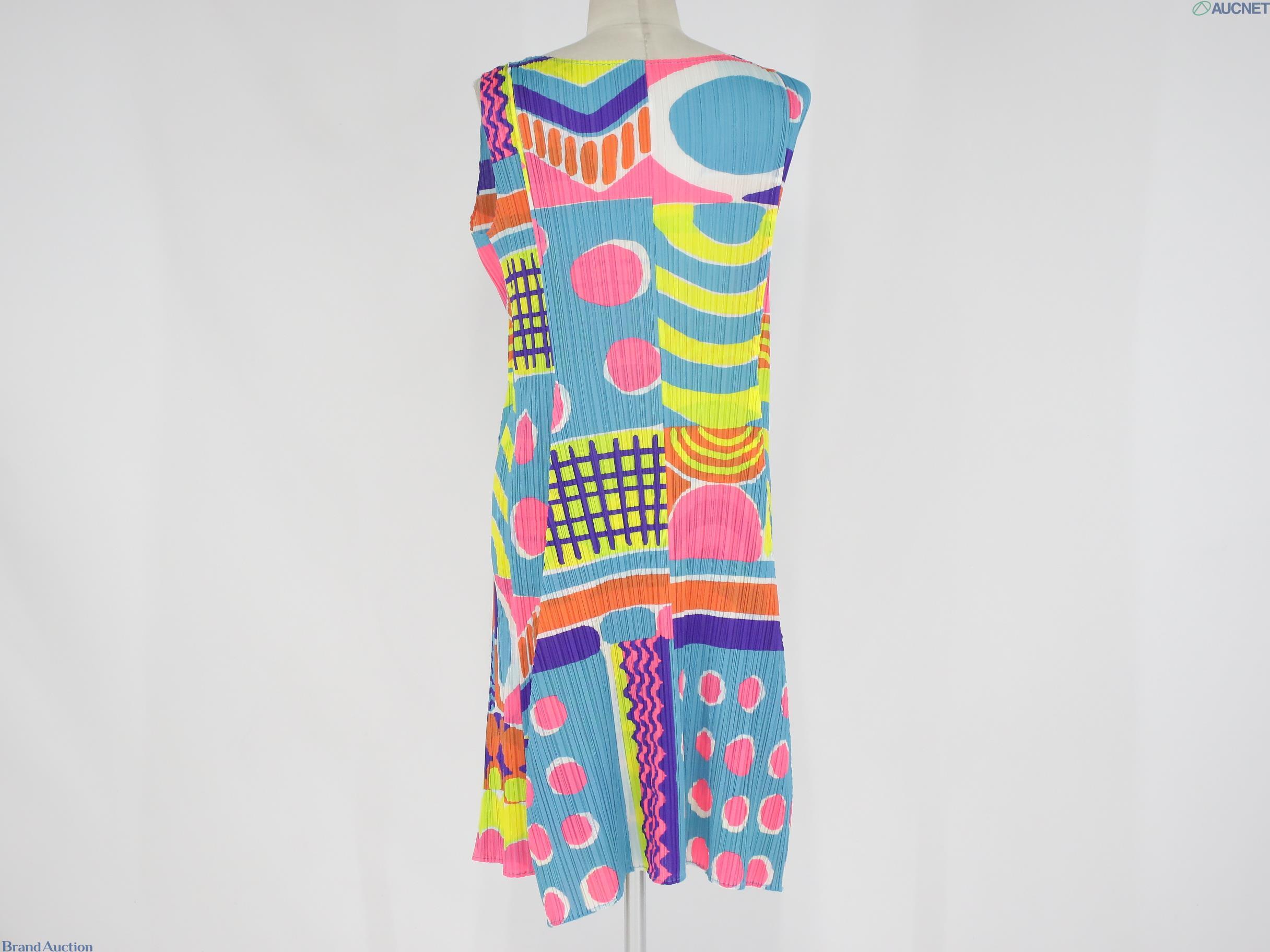 Abito smanicato plissé Issey Miyake con stampa geometrica in azzurro, rosa, giallo e arancio, su manichino, vista frontale — vista 3