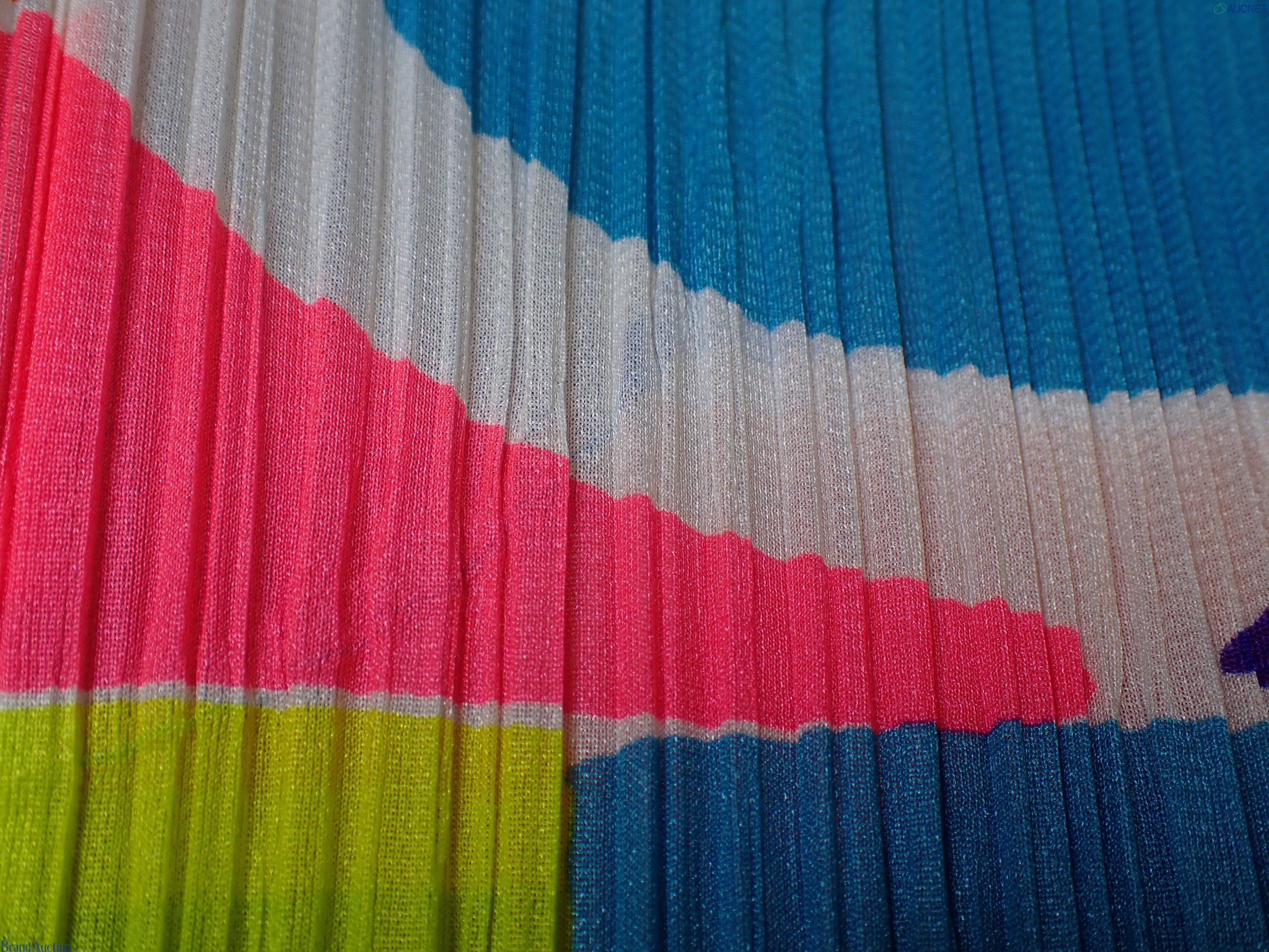 Abito smanicato plissé Issey Miyake con stampa geometrica in azzurro, rosa, giallo e arancio, su manichino, vista frontale — vista 6